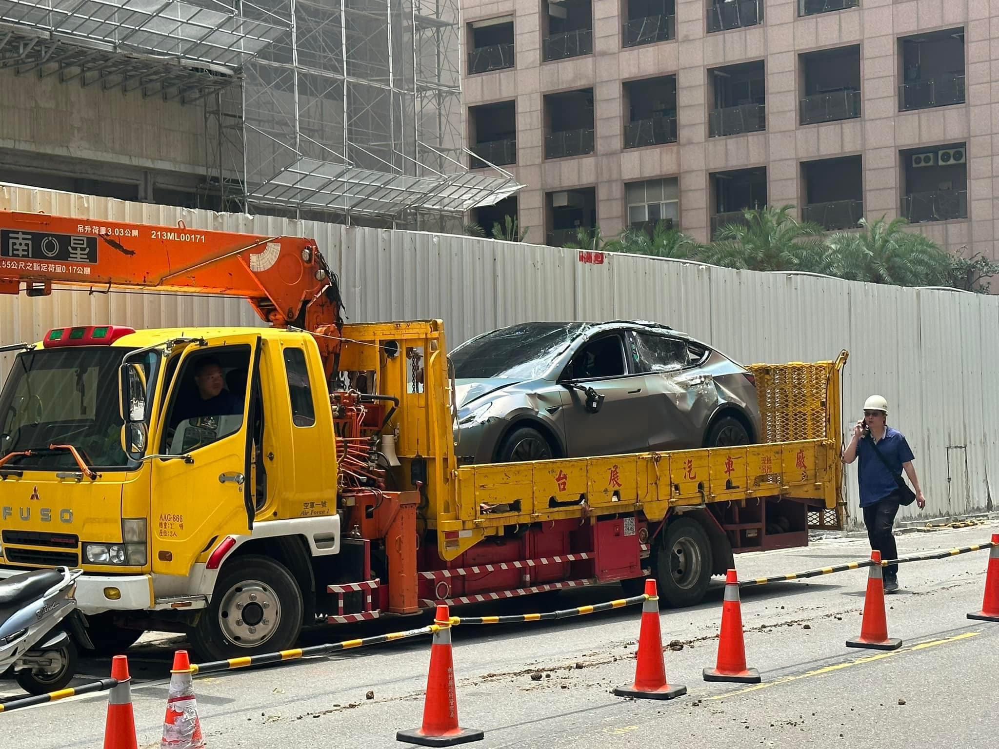 緊急搶救後將車輛吊掛上來。竹北市民代表彭竣志提供
