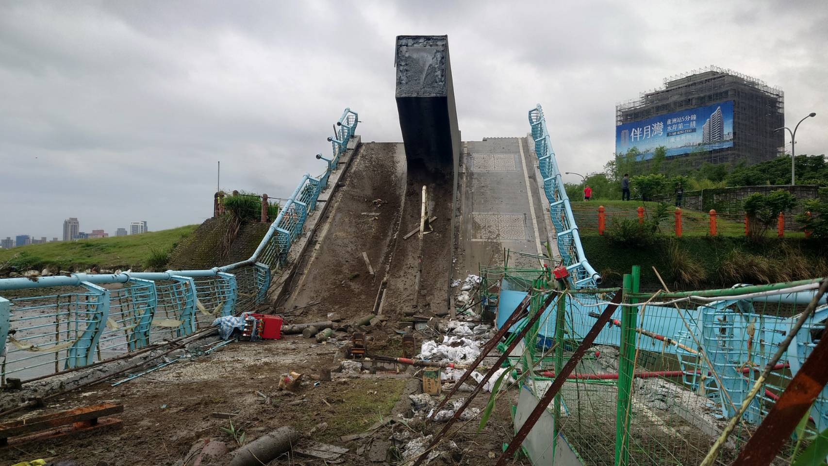 五股觀音坑溪橋驚傳斷裂，3名工人受傷送醫。翻攝畫面
