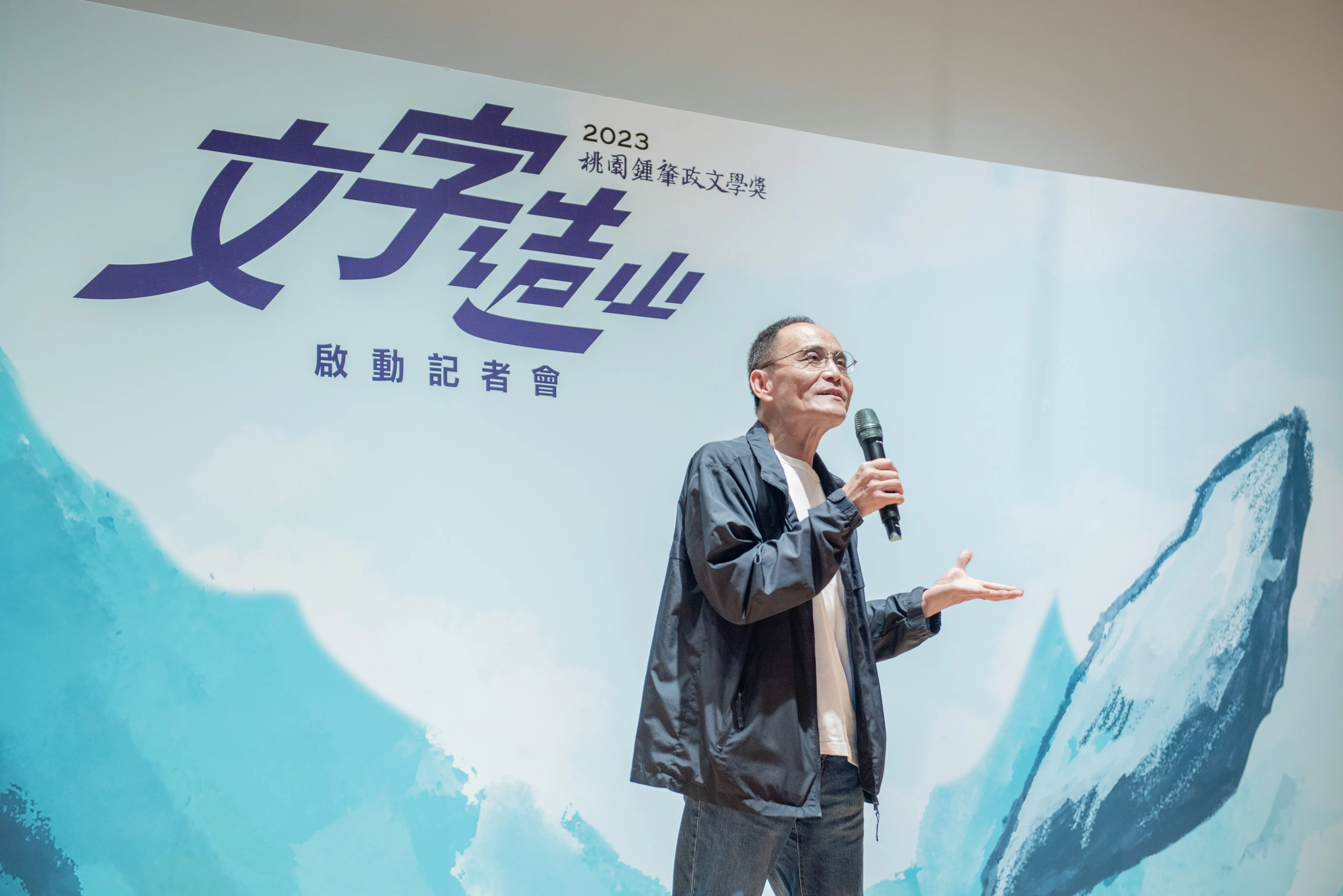 作家林文義表示,他從年輕時便開始閱讀鍾老的長篇小說及作品。桃園市政府提供