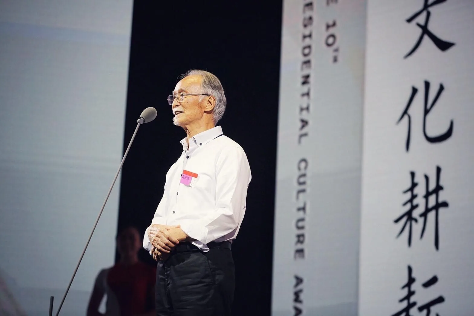 現代雕塑大師朱銘於昨(22)日辭世,享壽85歲,其藝術成就早已獲得各界肯定,是海內外公認的國際級藝術家,圖為朱銘於2019年獲第10屆總統文化獎「文化耕耘獎」。中華文化總會提供。