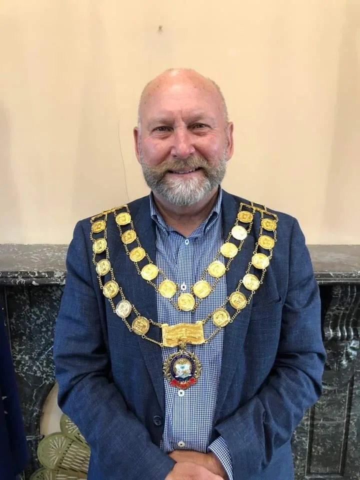 去年剛選上赫本郡郡長的胡德。資料照片，翻攝自Cr. Brian Hood, Coliban ward, Mayor Hepburn Shire Council《臉書》官方粉專