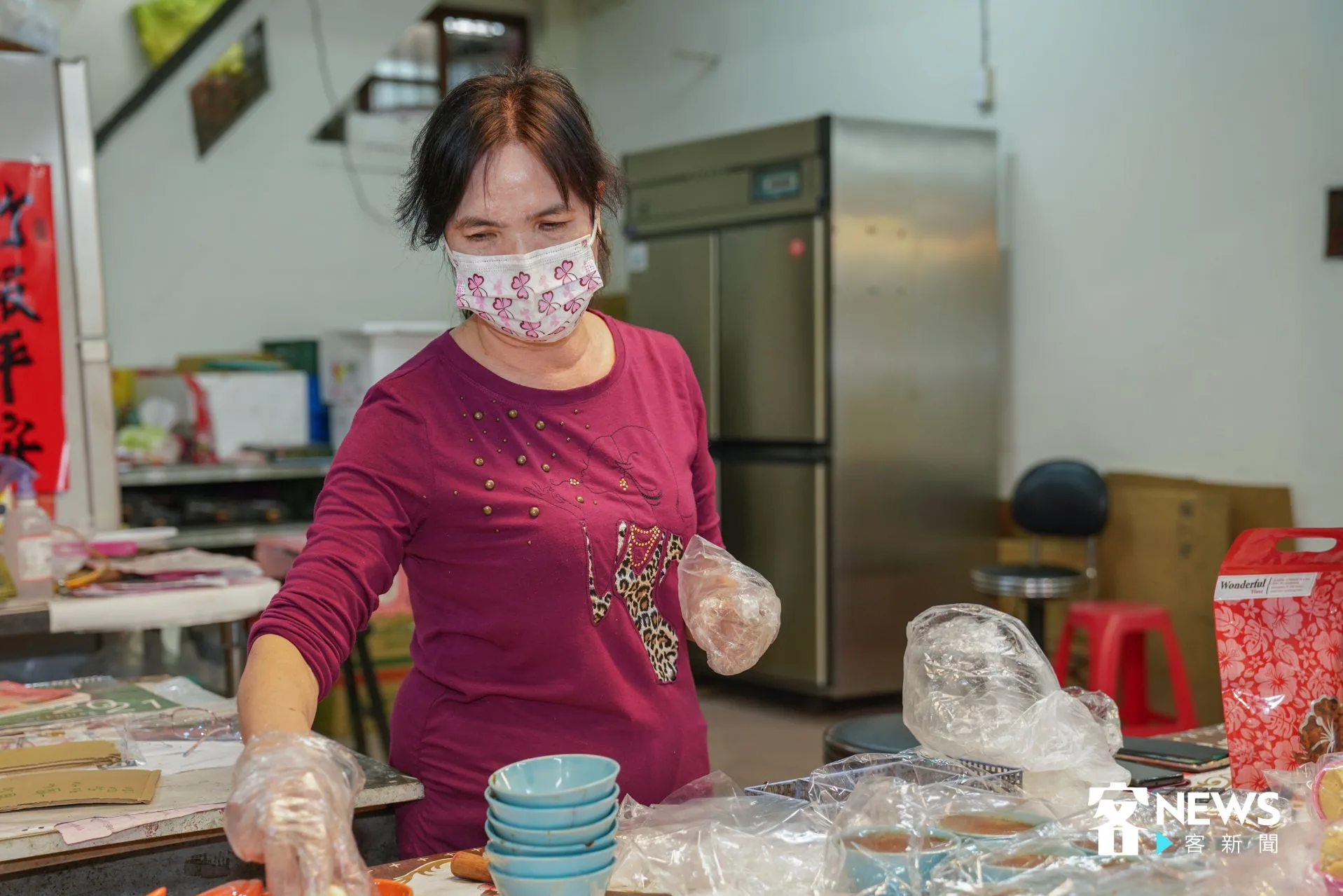 關西市場內賣粄食近40年的春菊姐,大方的傳授客家粄食好吃的秘訣「食材純粹、新鮮」。洪俊傑攝