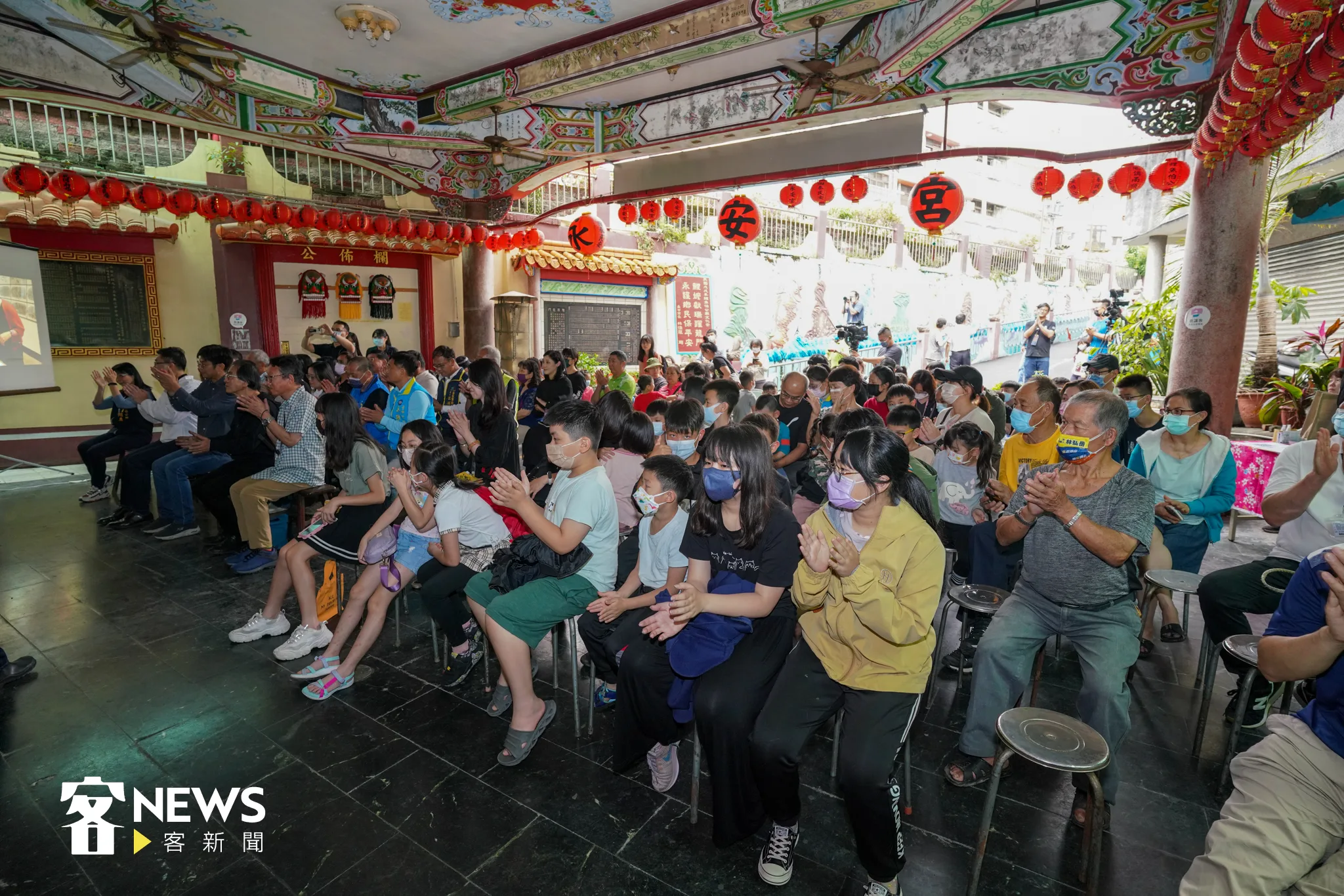 星期六午後,東勢鯉魚伯公前擠滿了參與岡部昌生拓繪工作坊的大朋友小朋友。宋佩遙攝