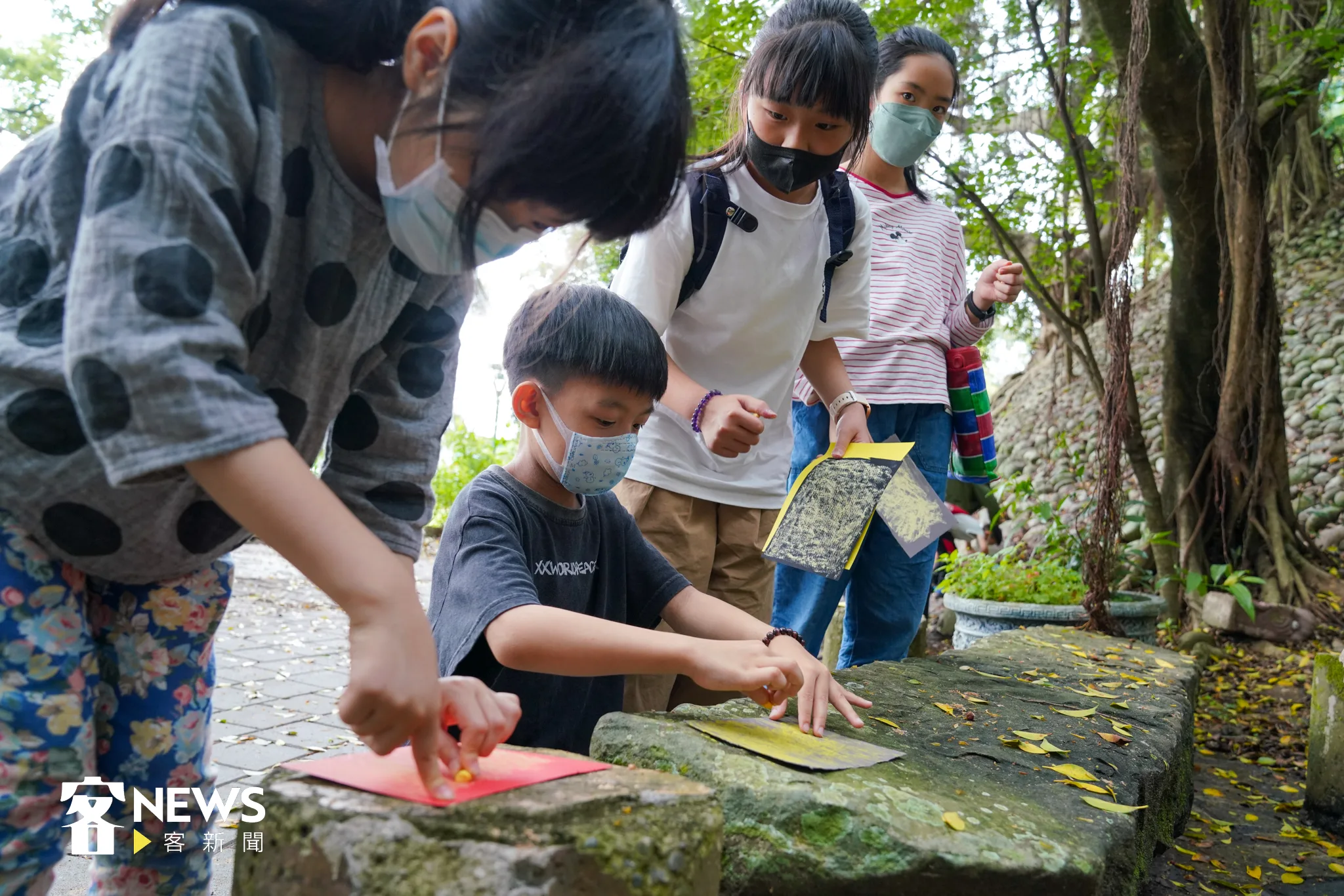 小朋友們各自選擇自然素材體驗拓繪。宋佩遙攝