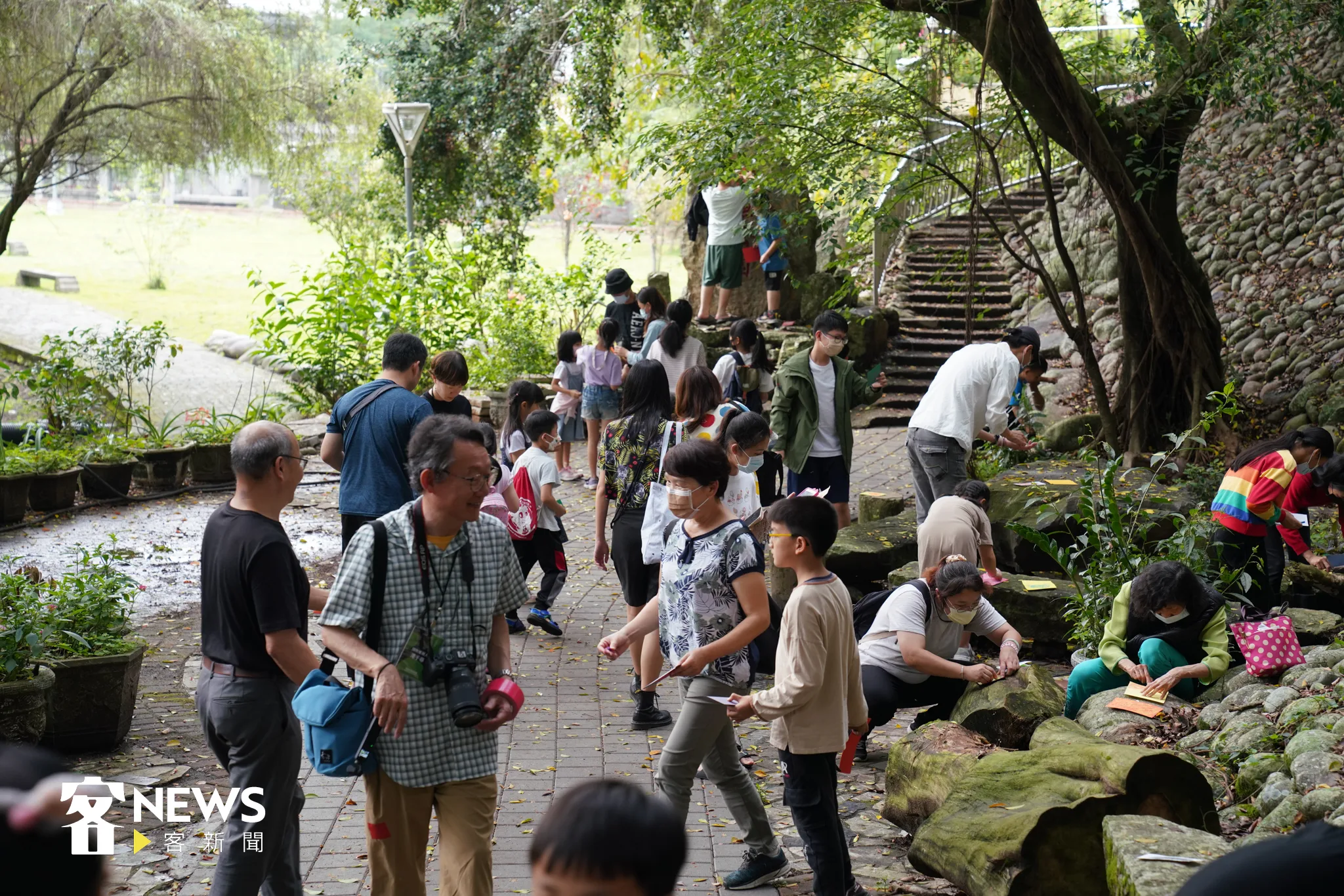 大家開始在鯉魚伯公廟各處體驗拓繪,玩得不亦樂乎。宋佩遙攝。