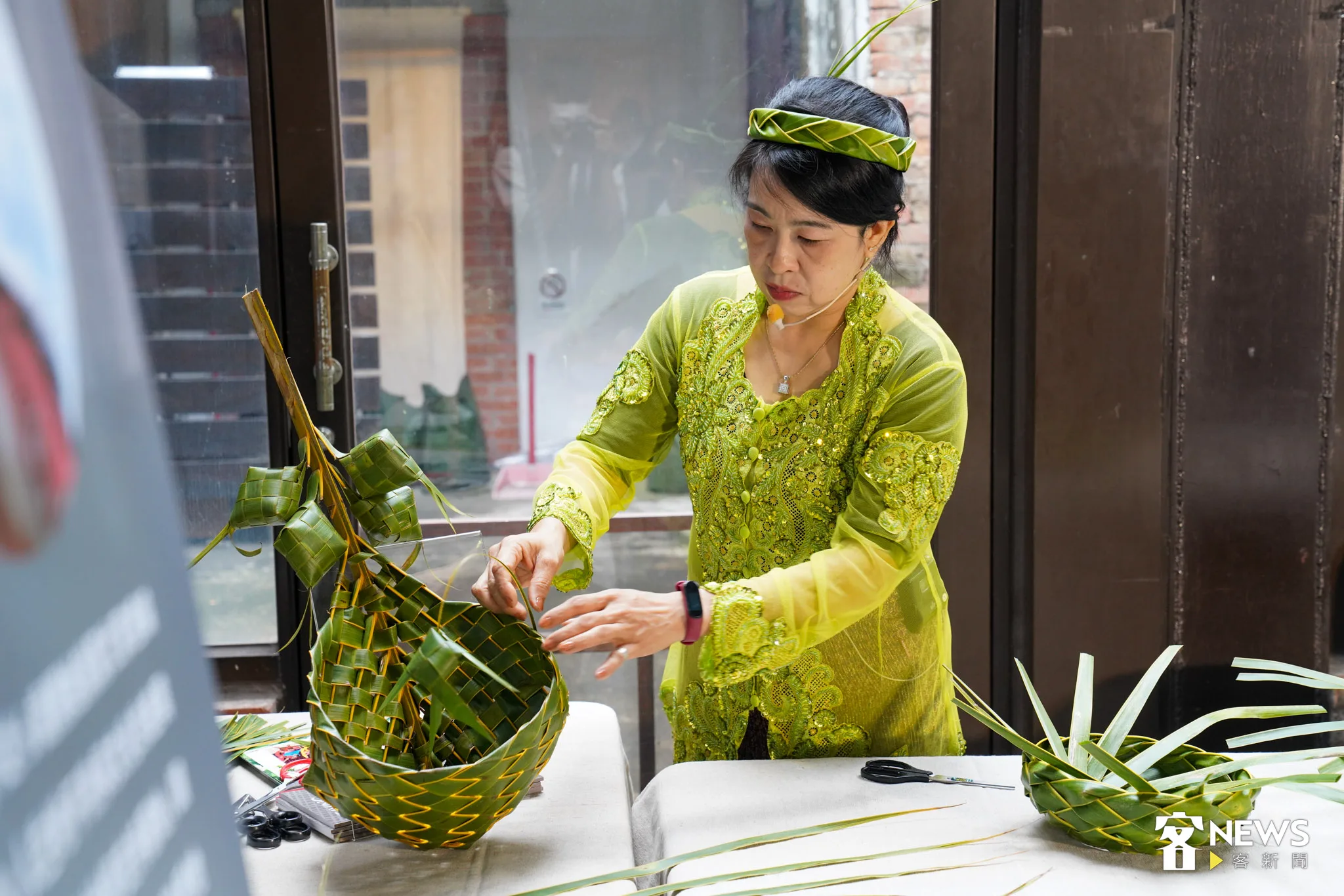 工藝家馬月娥是印尼新住民,運用屏東在地的椰子樹葉製作手工編織。范修語攝
