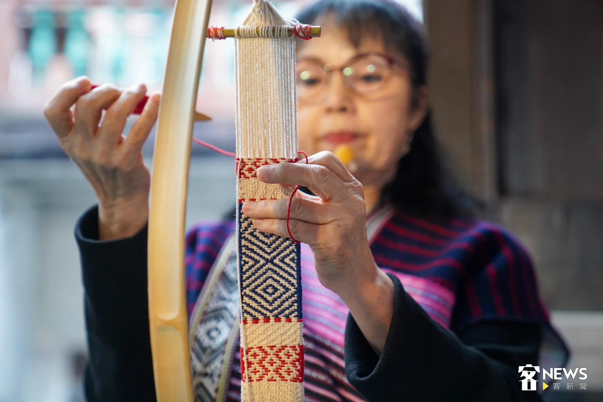 工藝家彭玉鳳,現場示範弓織織布工藝。范修語攝