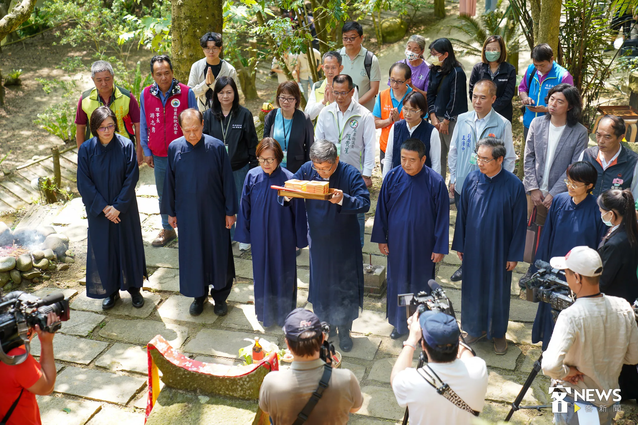 桐花祭開幕式,敬拜伯公三獻禮儀式。何柏均攝