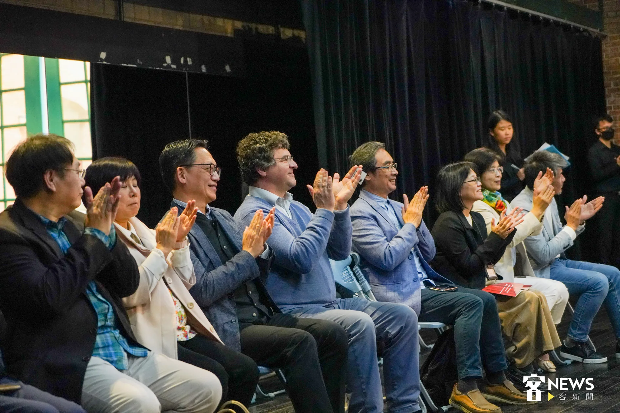 Gerald Wirth(左四)聆聽國客兒孩子們演繹精彩歌曲,給與孩子們熱情地掌聲。蘇佑昇攝