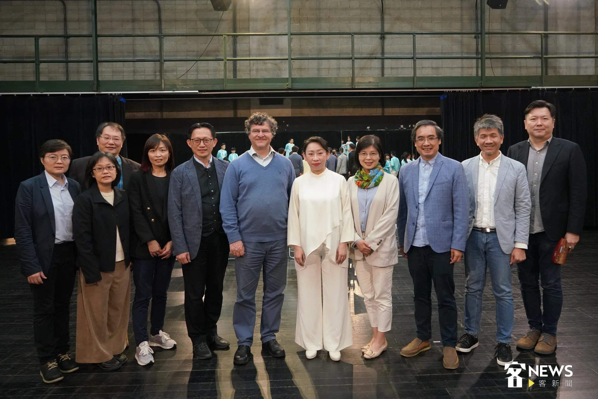 國立客家兒童合唱團團長暨藝術總監彭孟賢(右五)、國客兒行政總監吳嘉和(右一)、維也納少年合唱團校長暨藝術總監Gerald Wirth(右六)與客委會藝文傳播處副處長黃綠琬(前排左二)、客委會諮詢委員羅弘煜(後排一)、新竹縣文化局局長李安妤(右四)、客家公共傳播基金會董事長陳邦畛(右三)、總經理莊勝鴻(右二)、公服部經理施懿倫(左一)、中華文化總會副祕書長黃竫蕙(左三)、長榮航空公司奧地利分公司總主任何秉修(左四)合影。蘇佑昇攝