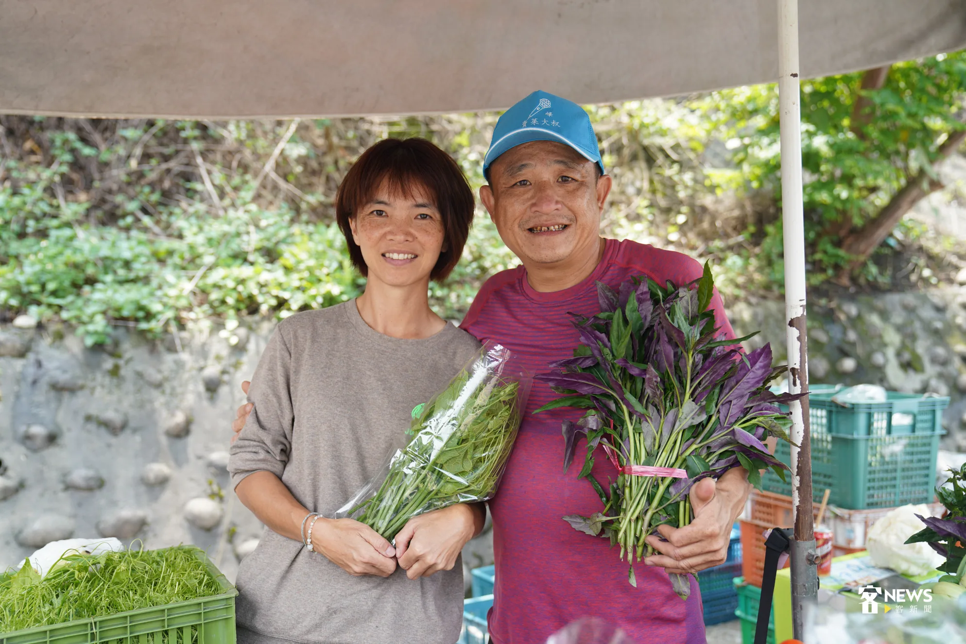 「賣菜大叔」自爆為了追太太(圖左)才學客語。洪俊傑攝