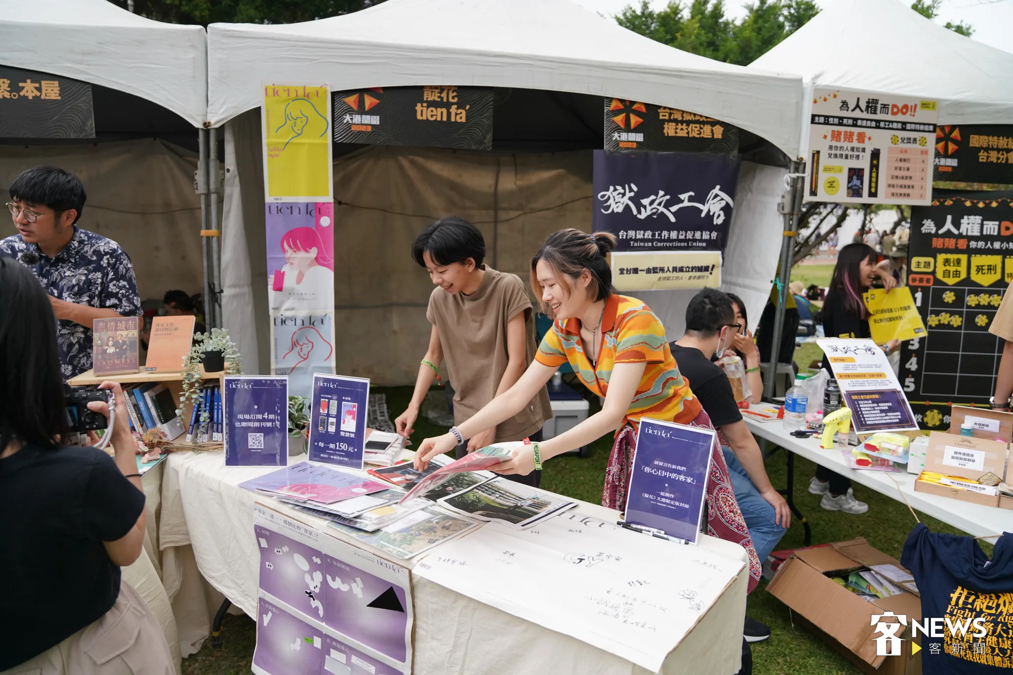 客家公共傳播基金會發行的《靛花tien fa’》也沒有缺席大港開唱。李台源攝