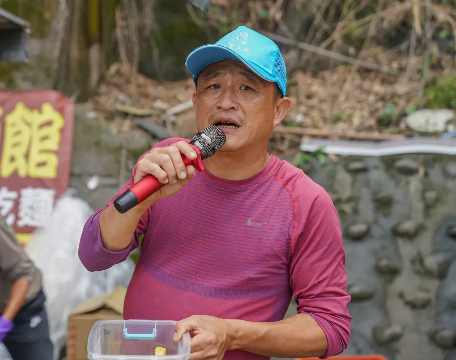 「賣菜大叔-阿峰」，自備音響伴唱機邊唱歌邊賣菜。洪俊傑攝