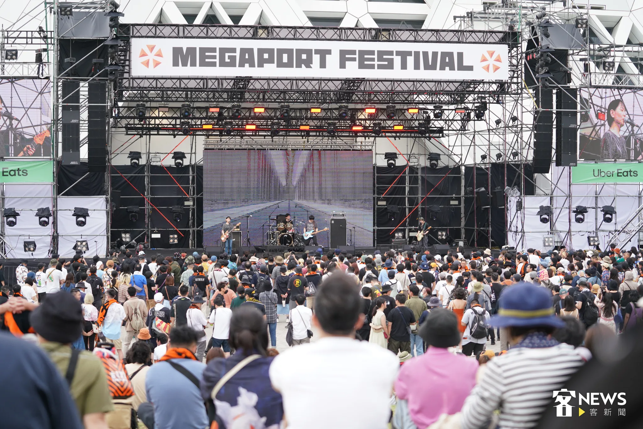 位於高雄流行音樂中心外的「女神龍」舞台。圖為日本樂團toddle的演出。李台源攝