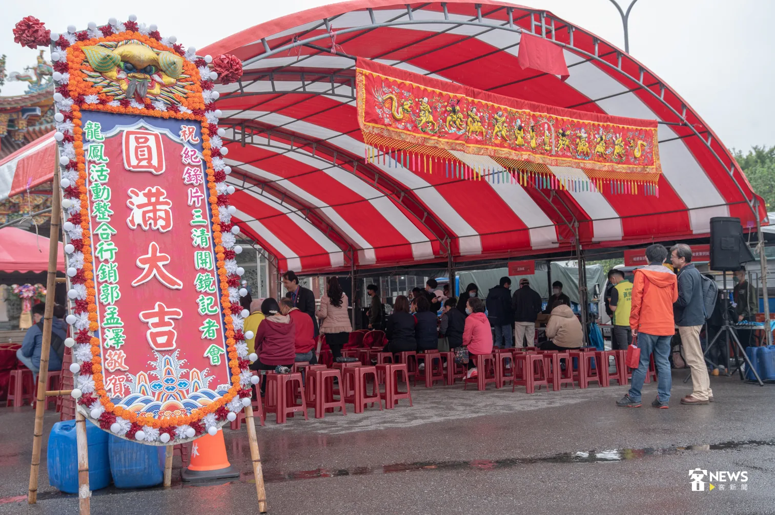 紀錄片「三清」開鏡記者會，民眾不畏雨天依然熱情到場參與。洪俊傑攝