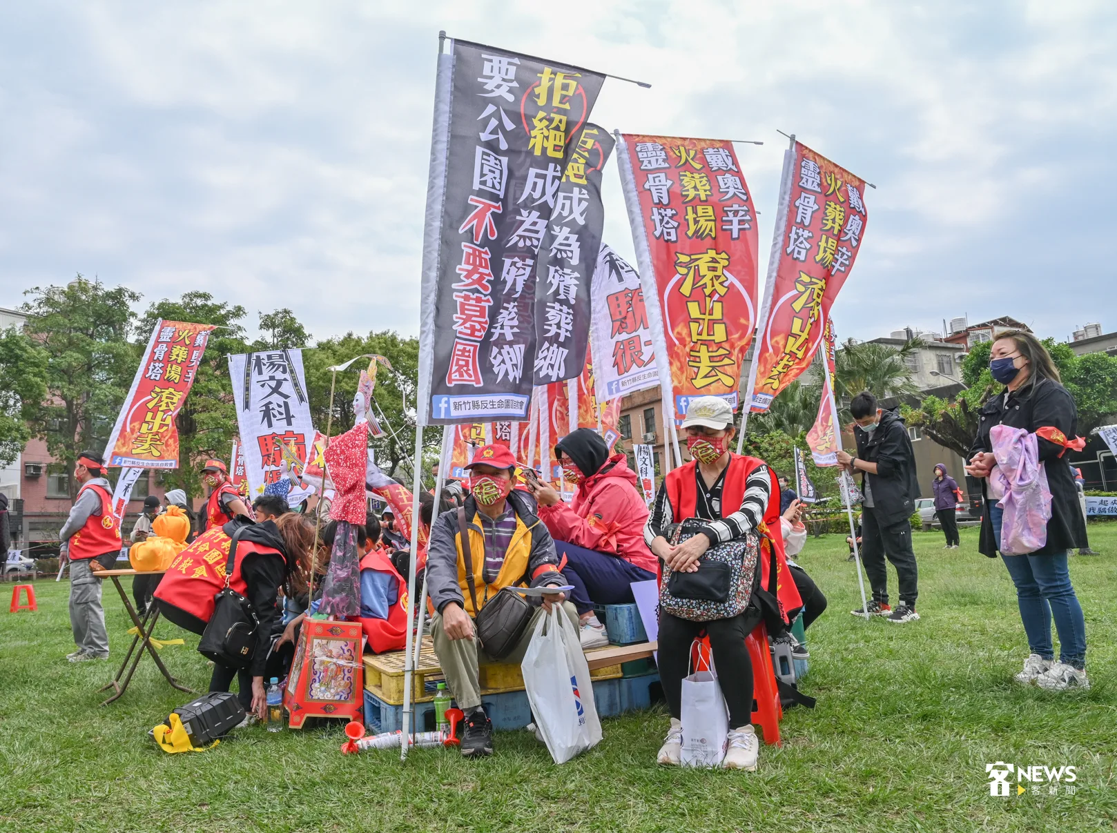 新竹生命園區說明會現場,湧入許多抗議民眾,堅決反對設立殯葬園區。洪俊傑攝