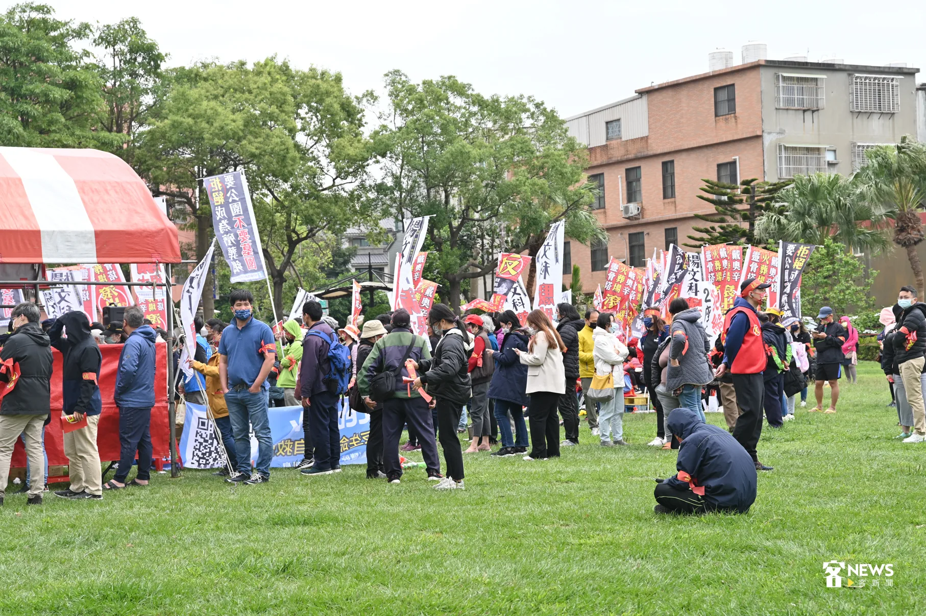 反設立新竹生命園區抗議活動,現場湧入許多人。洪俊傑攝