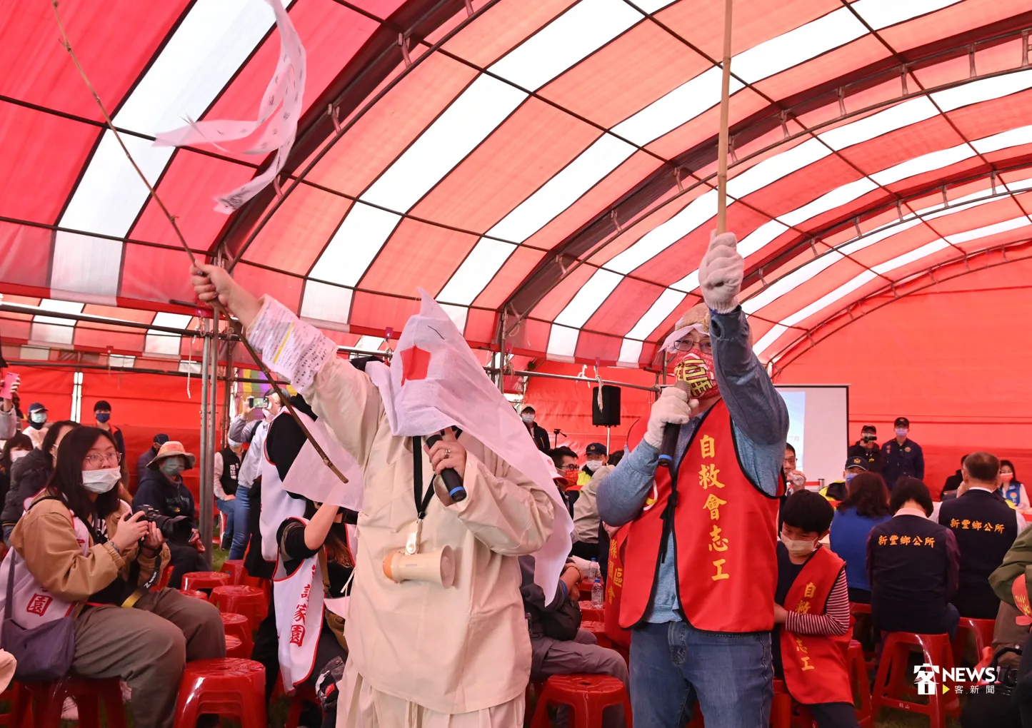 自救會志工披麻戴孝、高舉旗幡上演一段「行動劇」。洪俊傑攝