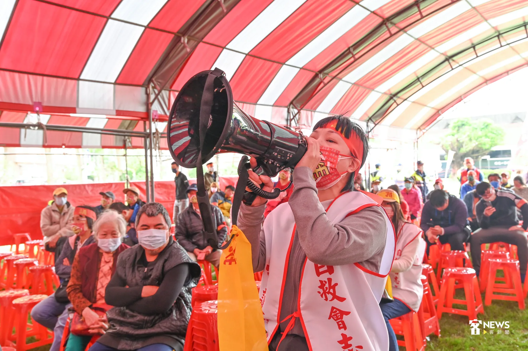 自救會志工用大聲公大喊,要求縣府「撤案」。洪俊傑攝