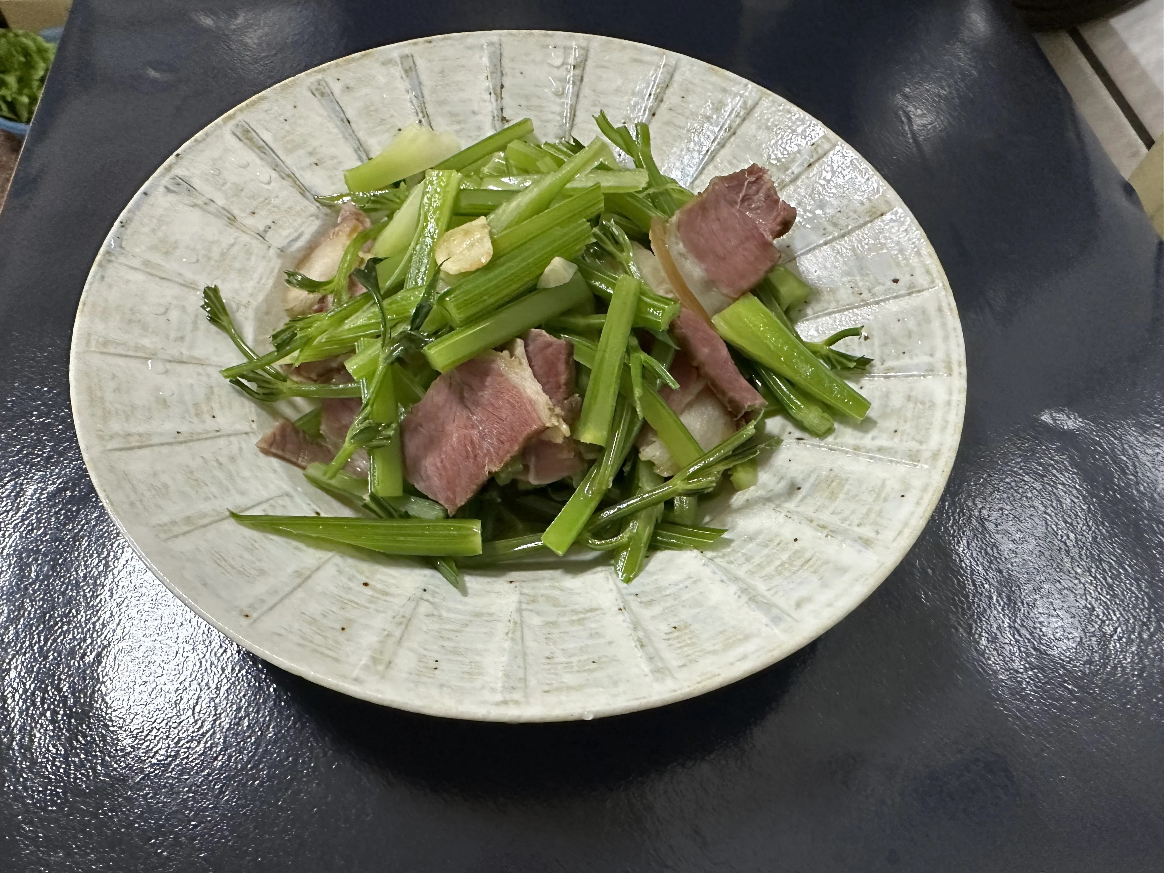 3. 一般芹菜或西洋芹炒臘肉，臘肉煎出油爆香蒜片，大火快炒芹菜，重點在迅速起鍋前淋米酒。作者提供