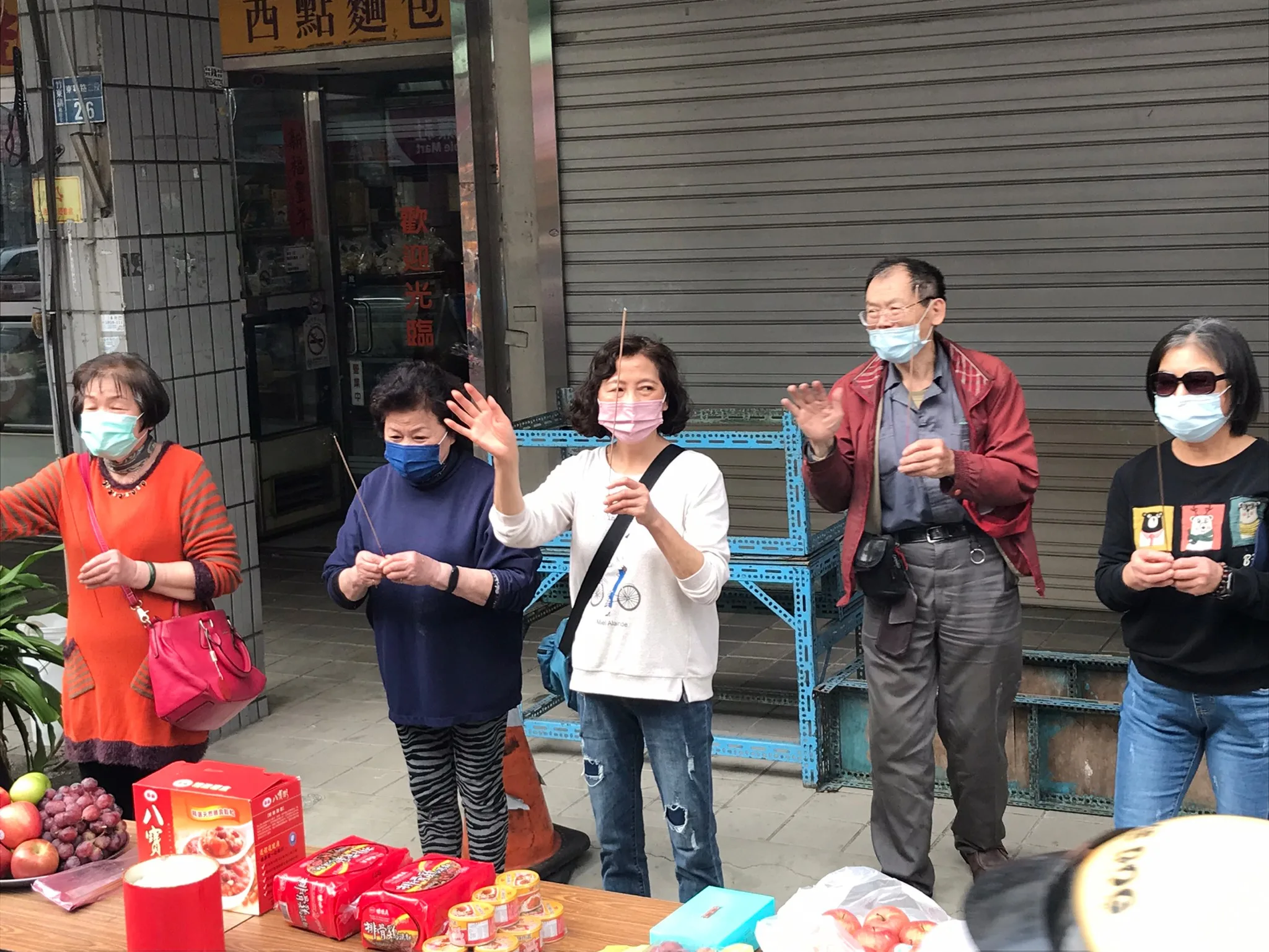 不少信徒擺出香案參拜。作者提供