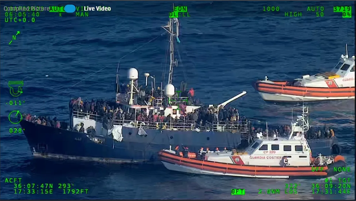 義大利海岸警衛隊4月10日截獲海上非法移民船隻。義大利海岸警衛隊提供