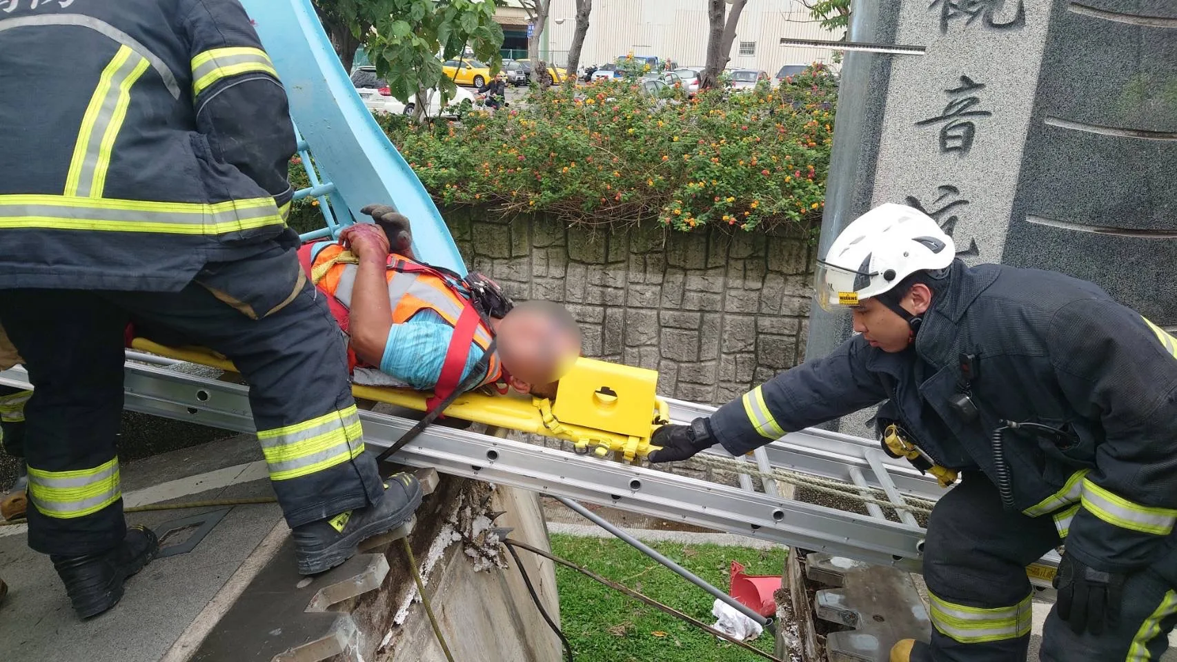 五股觀音坑溪橋驚傳斷裂，警消獲報後將工人受傷送醫。翻攝畫面
