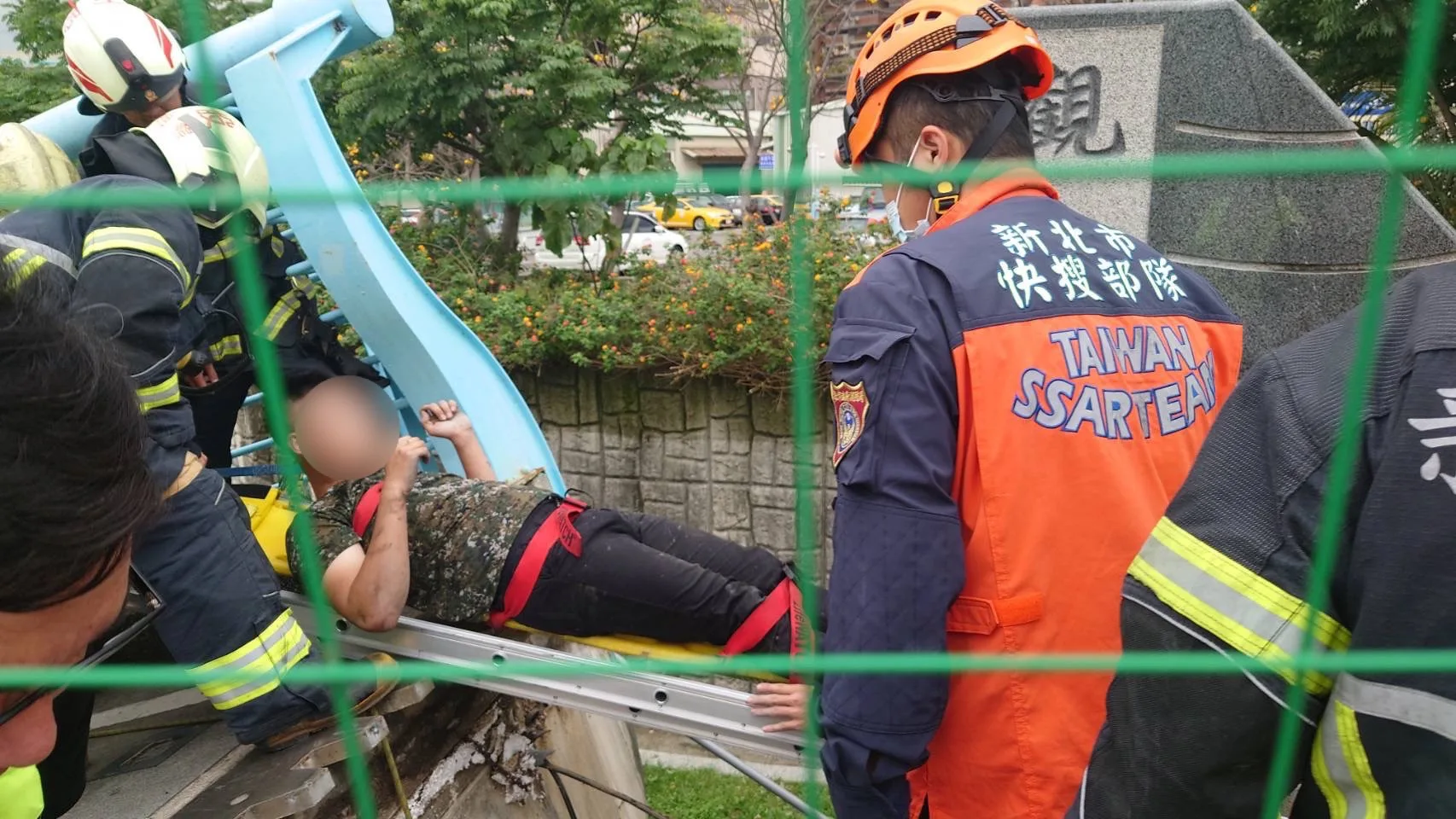 五股觀音坑溪橋驚傳斷裂，警消獲報後將工人受傷送醫。翻攝畫面