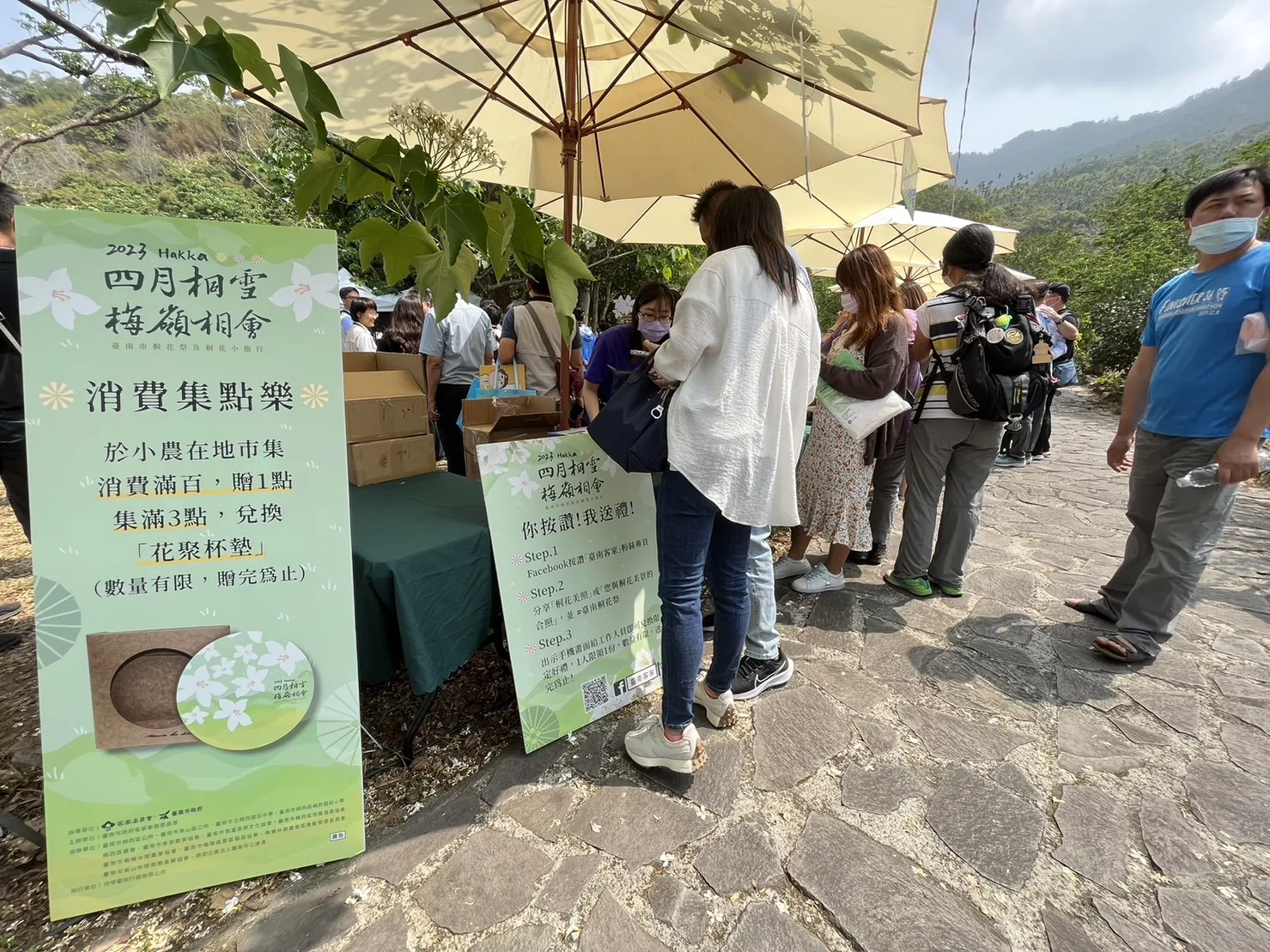 今天的台南桐花祭開幕式，有楠西在地小農市集，販售新鮮水果、果乾、水果凍飲等楠西特色產品。蘇佑昇攝