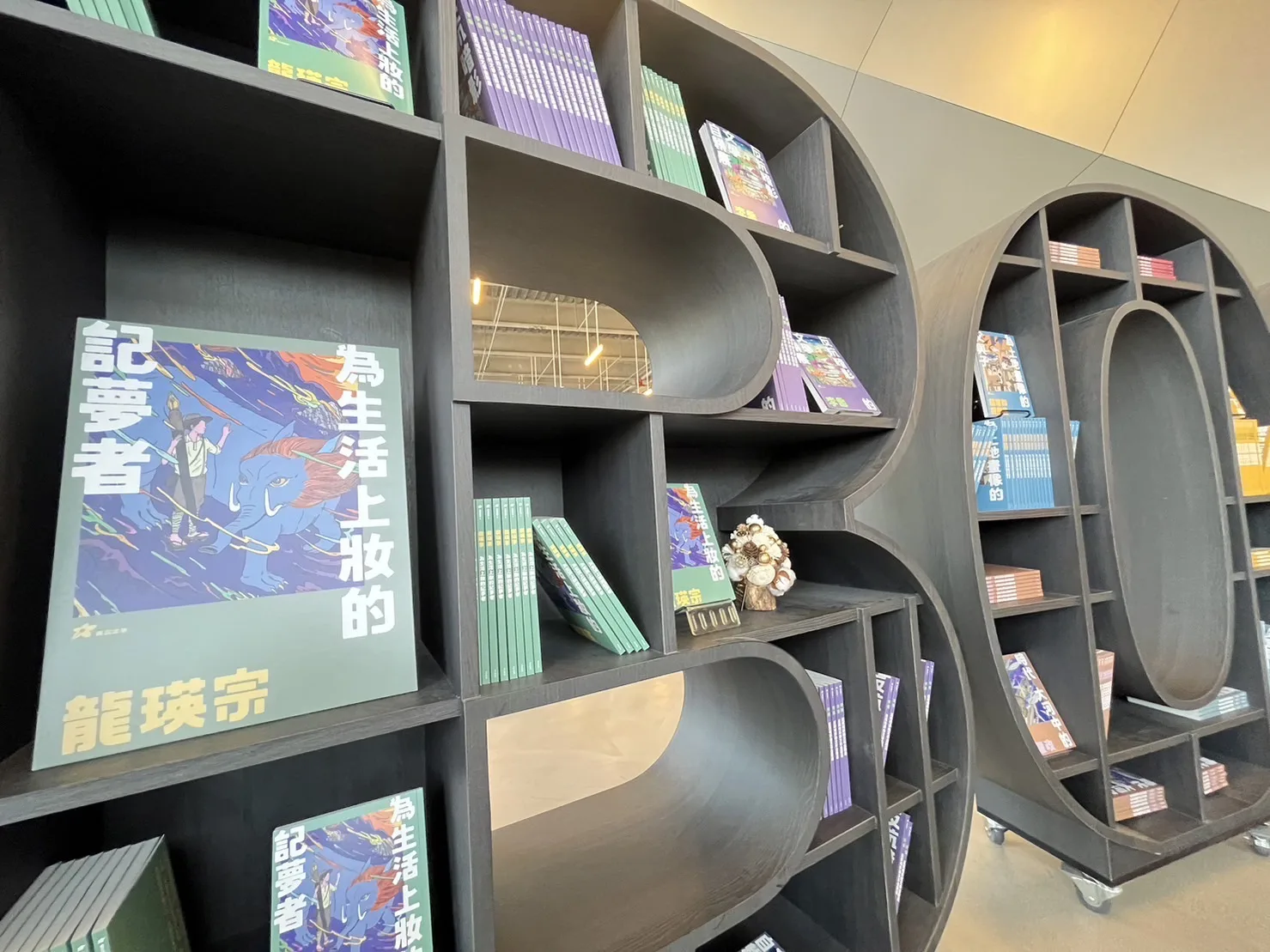書架上擺上全新出版的7冊客家文學巨擘作品，封面十分吸睛。蘇佑昇攝