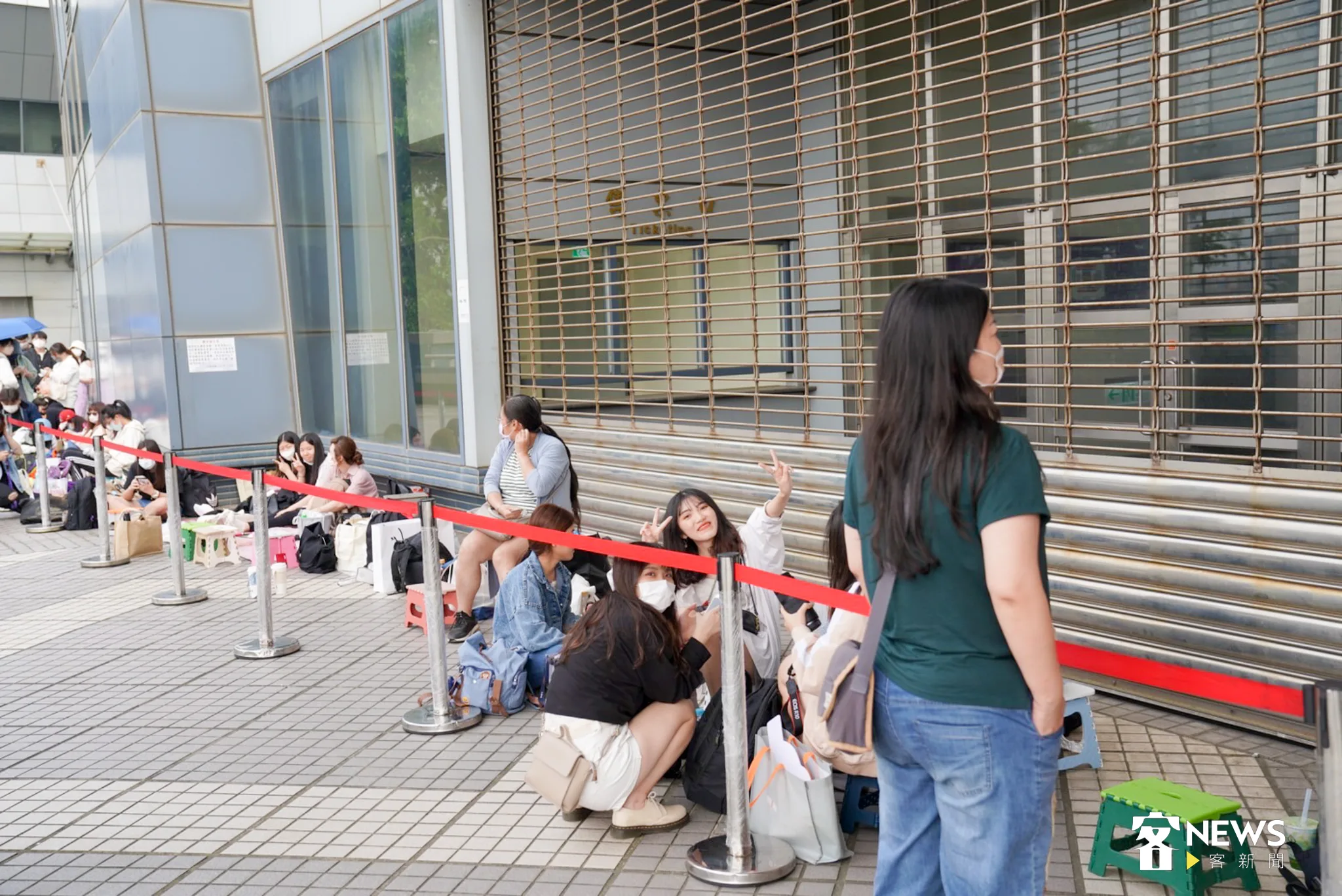 今早新竹體育館外就已排滿長達50公尺以上的長龍,就是要等待晚上6點半才發放的限量1500位「選手之夜」入場券。