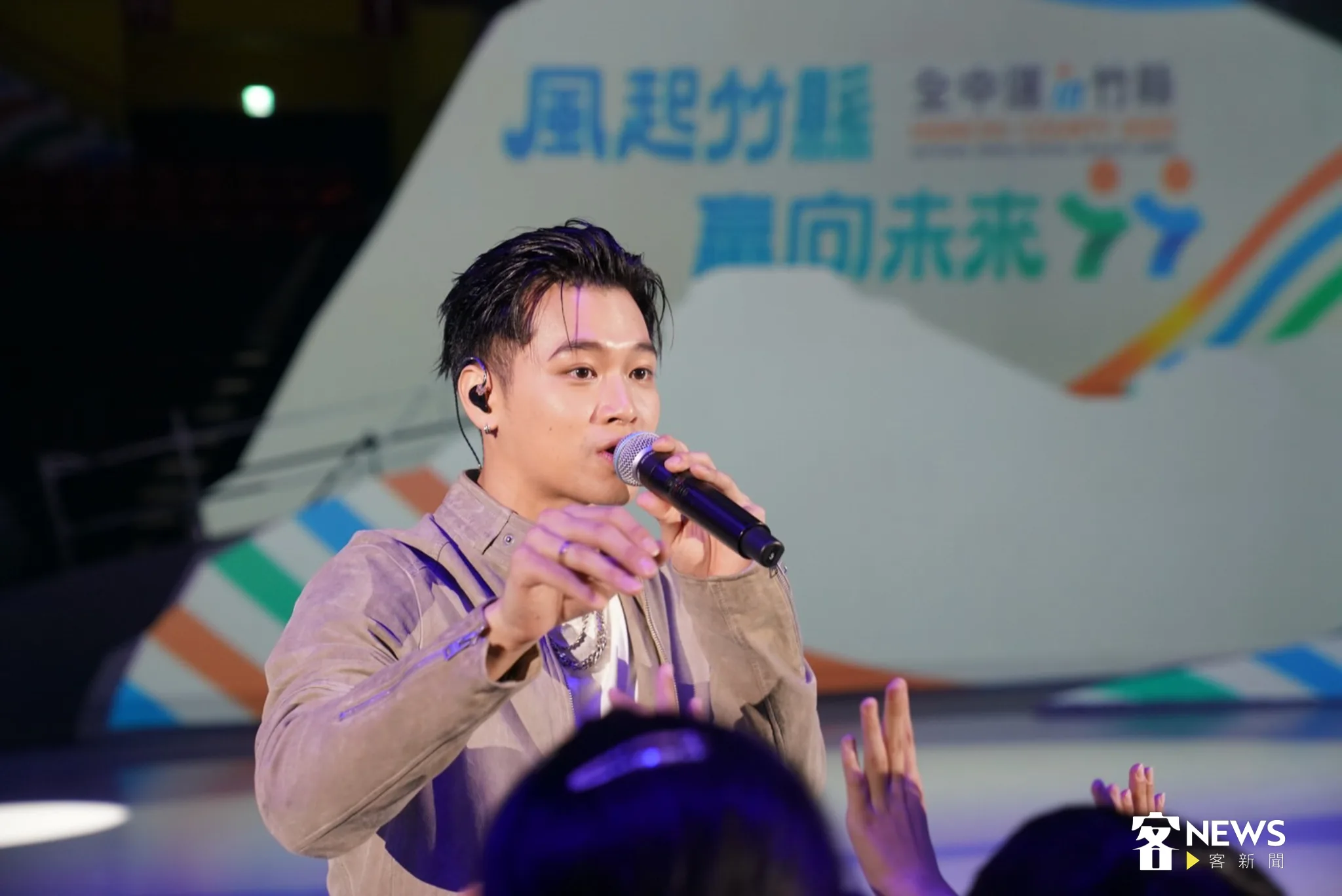 高爾宣今天在全中運體育館內的「選手之夜」深情開唱。蘇佑昇攝