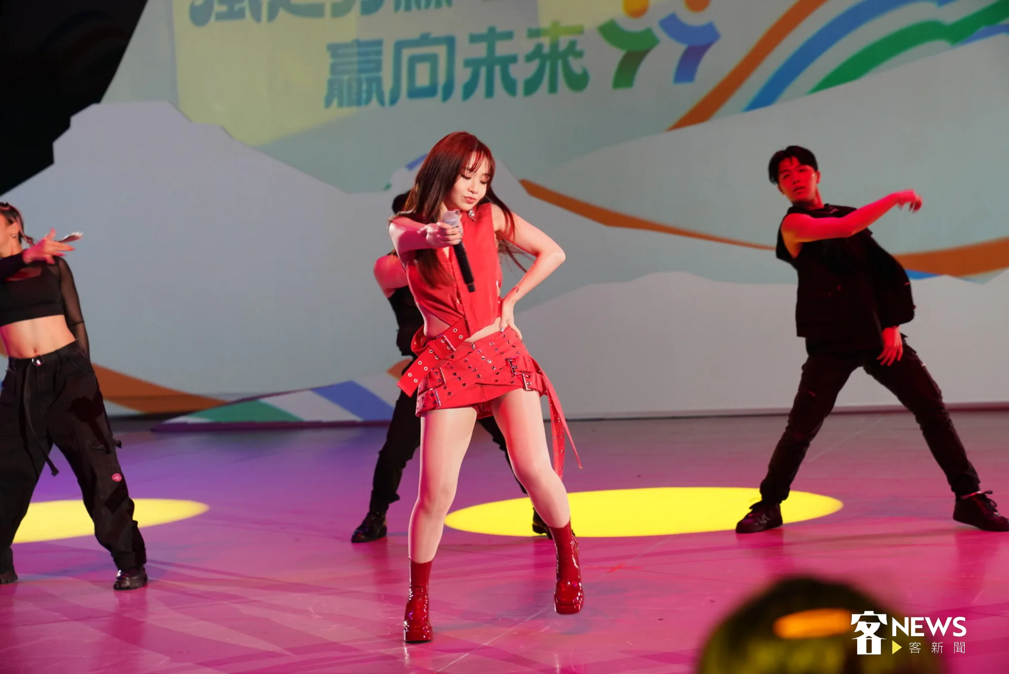 陳芳語今天在全中運體育館內的「選手之夜」熱力開唱。蘇佑昇攝