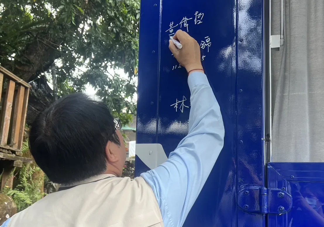 今天黃偉哲在開幕式後，為金鐘講客號車身簽名，送上祝福。涂志豪攝