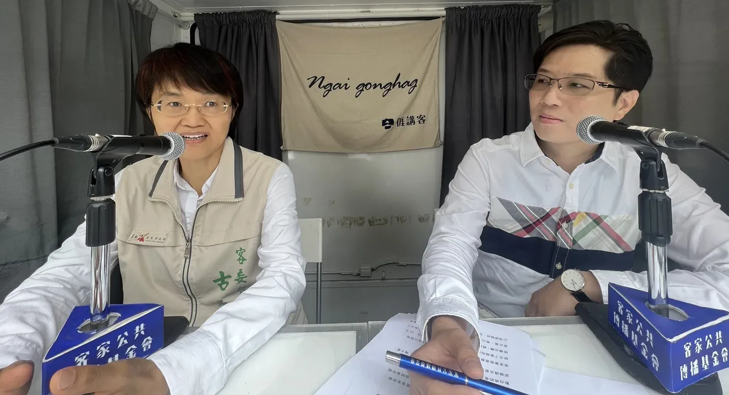 客家事務委員會主任委員古秀妃（左）今天也登上金鐘講客號，和大家分享台南客家的各種秘辛及故事，內容十分精彩。邱承欽攝