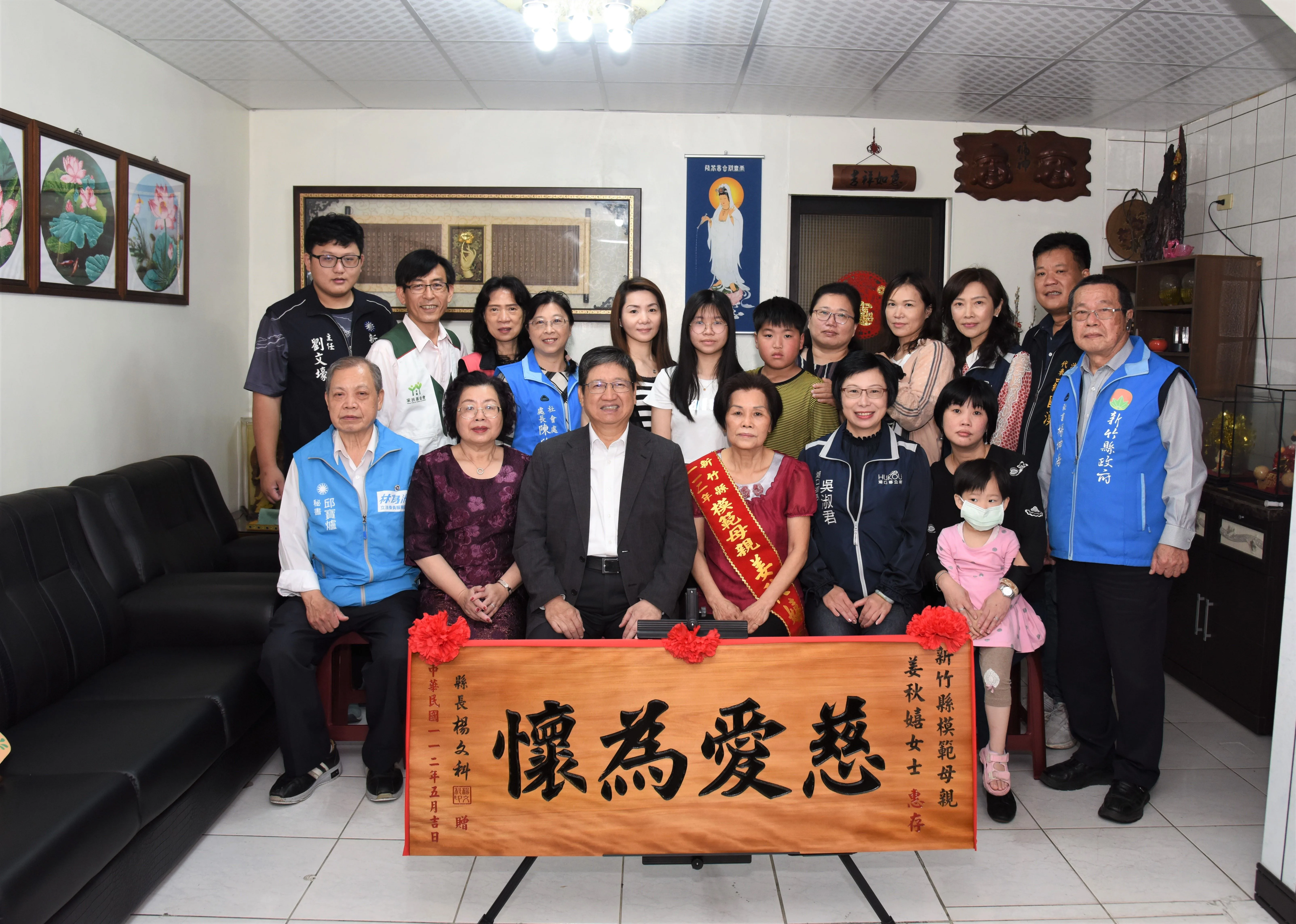 湖口鄉69歲的姜秋嬉，從民國85年擔任新竹家扶的寄養家庭的魔力媽媽迄今，榮獲新竹縣模範母親表揚。新竹縣府提供
