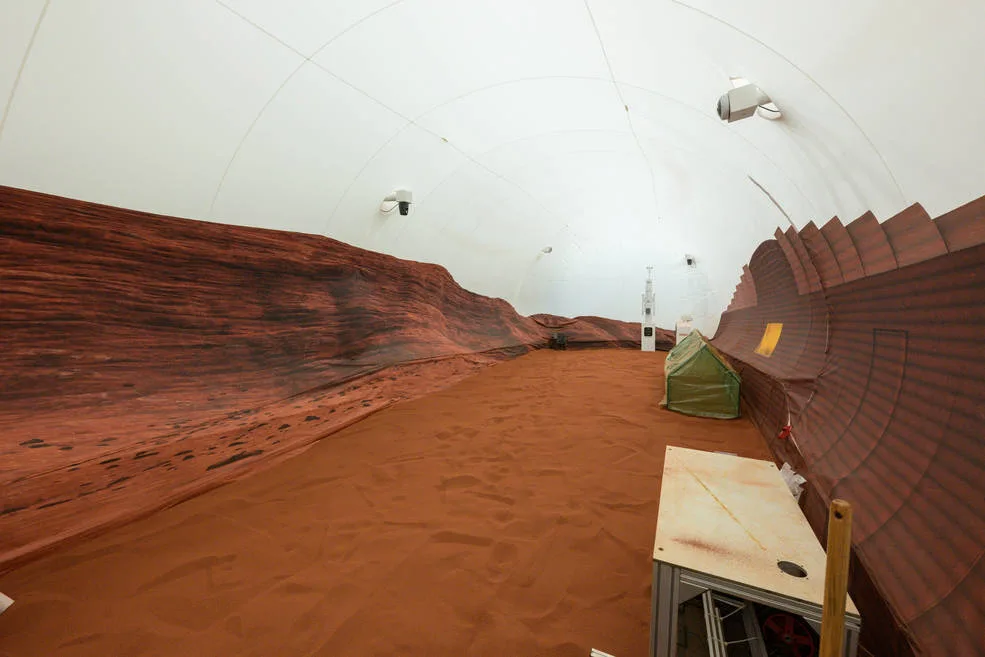 NASA的模擬火星棲息地包括一個約111平方公尺的沙箱,用紅土模擬火星景觀。翻攝NASA官網