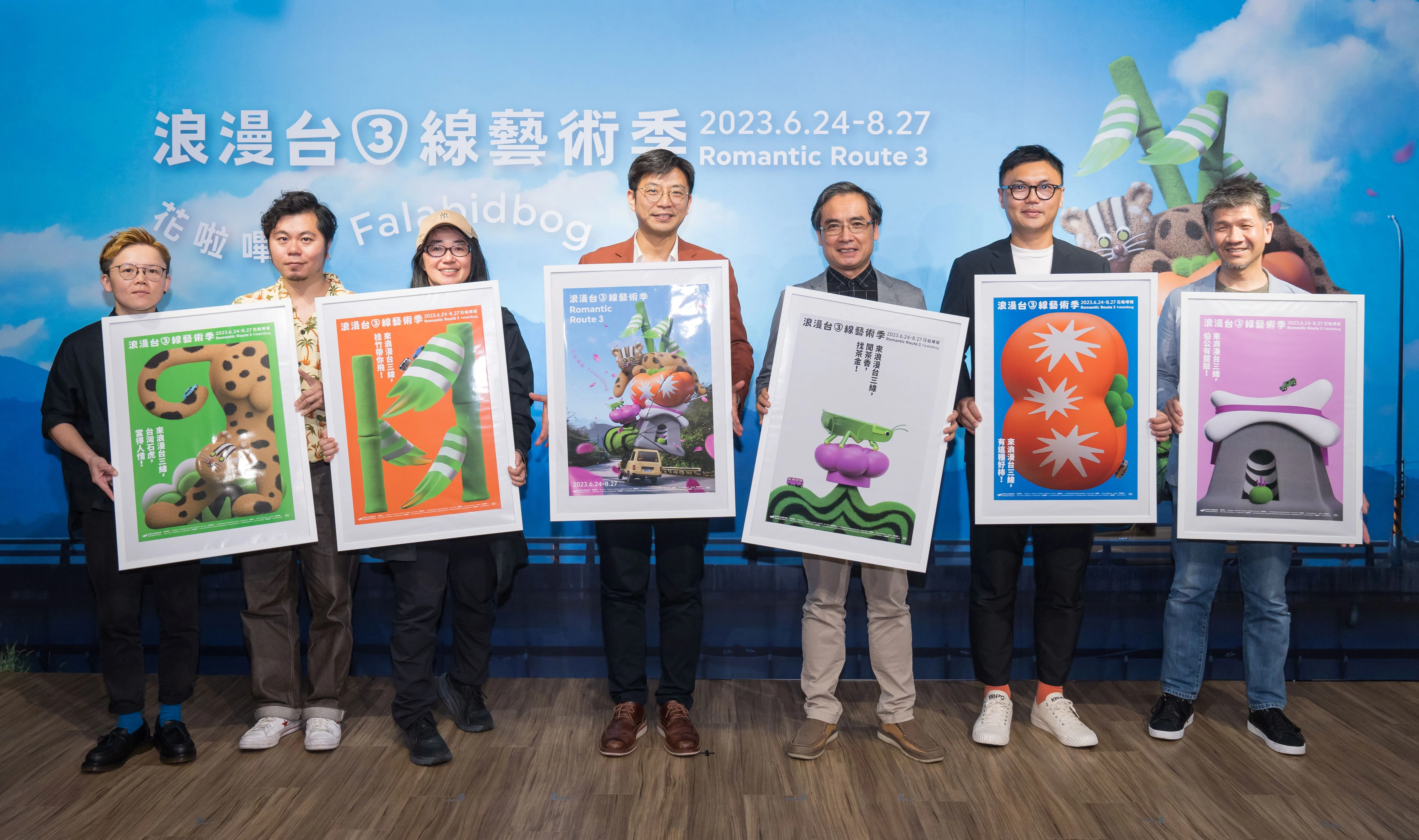 第2屆浪漫台三線藝術季分享會合照，左起Fancy Tofu主理人黃湘絨、客語歌手黃子軒、左腦創意執行長程詩郁、客委會副主委周江杰、客傳會董事長陳邦畛、Bito創辦人暨創意總監劉耕名、客傳會總經理莊勝鴻。范修語攝