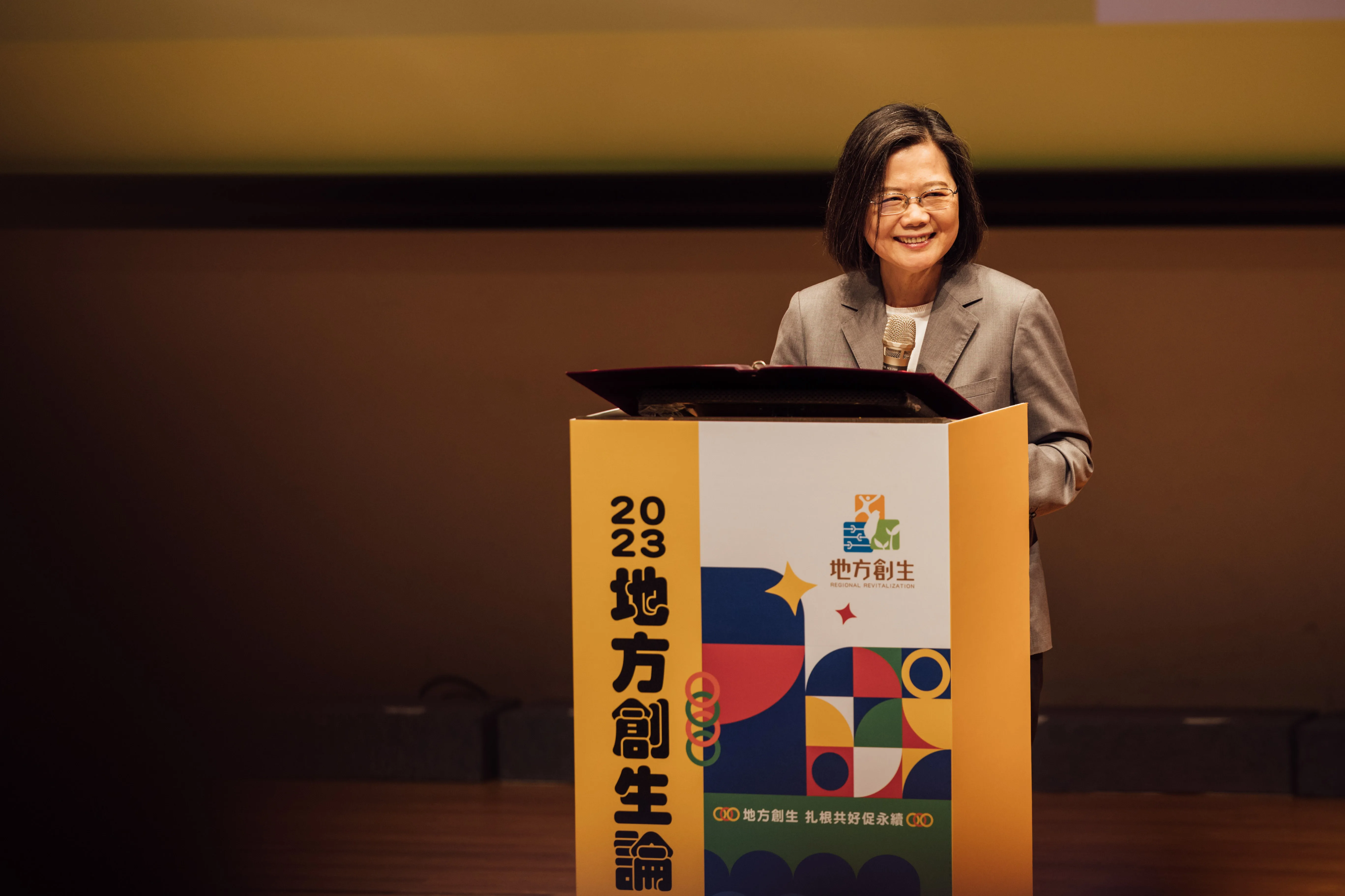 總統蔡英文於「2023地方創生論壇暨展覽市集」致詞。客委會提供