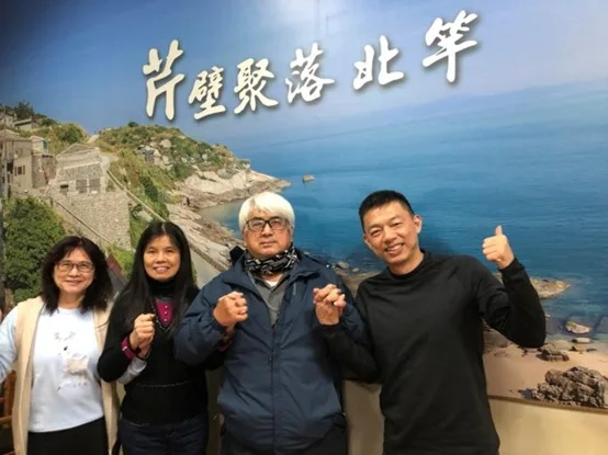 在閩東話馬祖話專業講師,大成國小劉玉蓮主任(左二)个帶領下,拜訪既經收起來个馬祖餐廳「閩東小館」。鍾孝昇提供