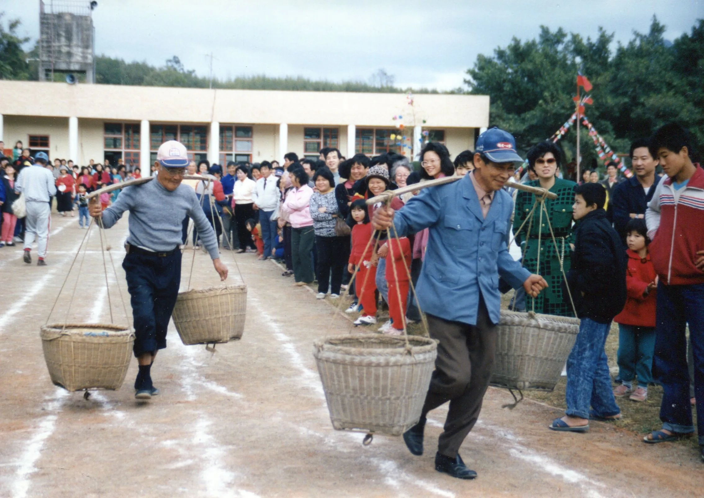 南河國小農村技藝運動大會挑穀擔比賽,圖左挑擔競技者是張秋臺已故父親張雲通。何來美攝