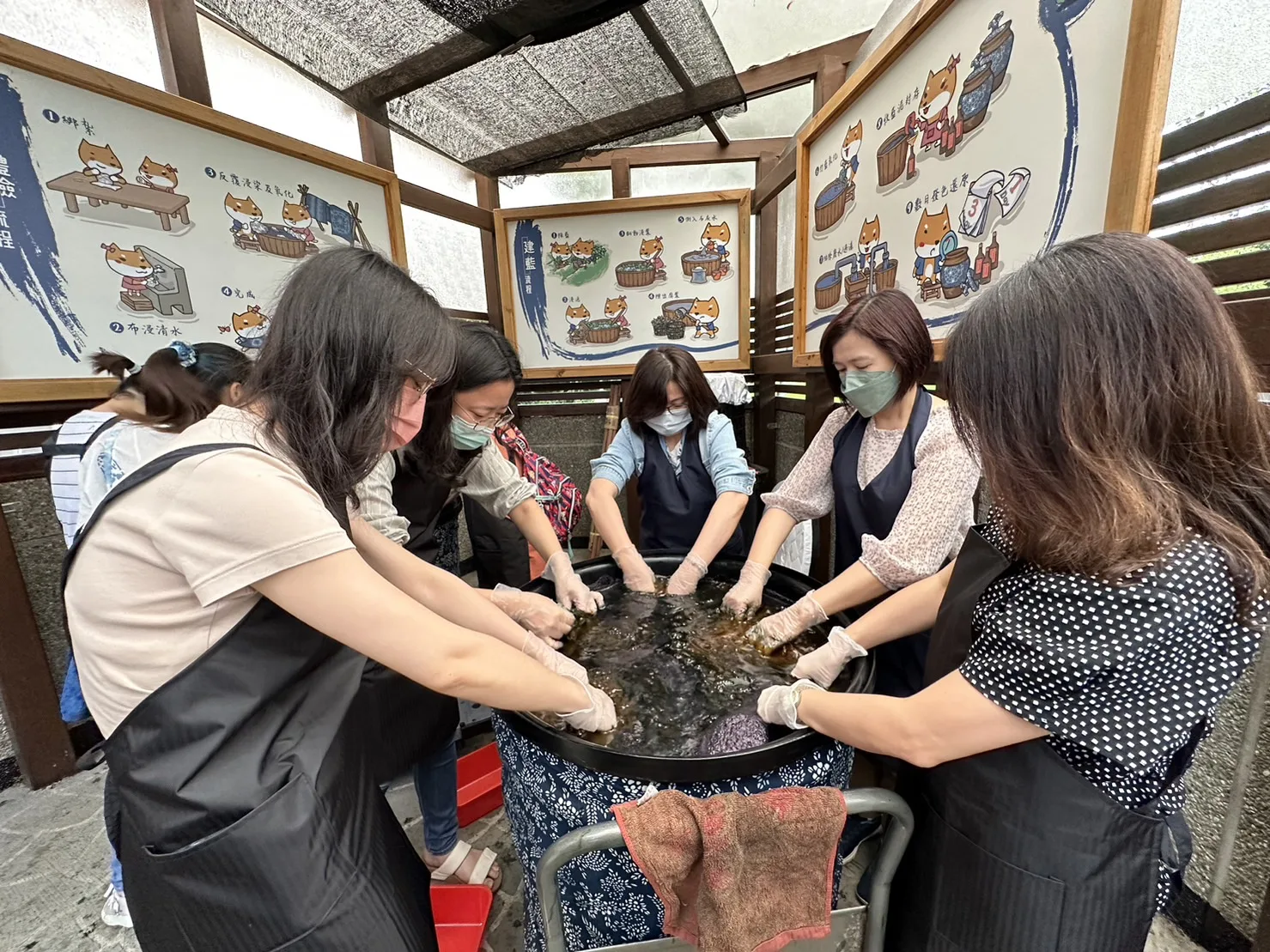 藍染DIY新品與夏令營職人DIY。新北市客家局提供