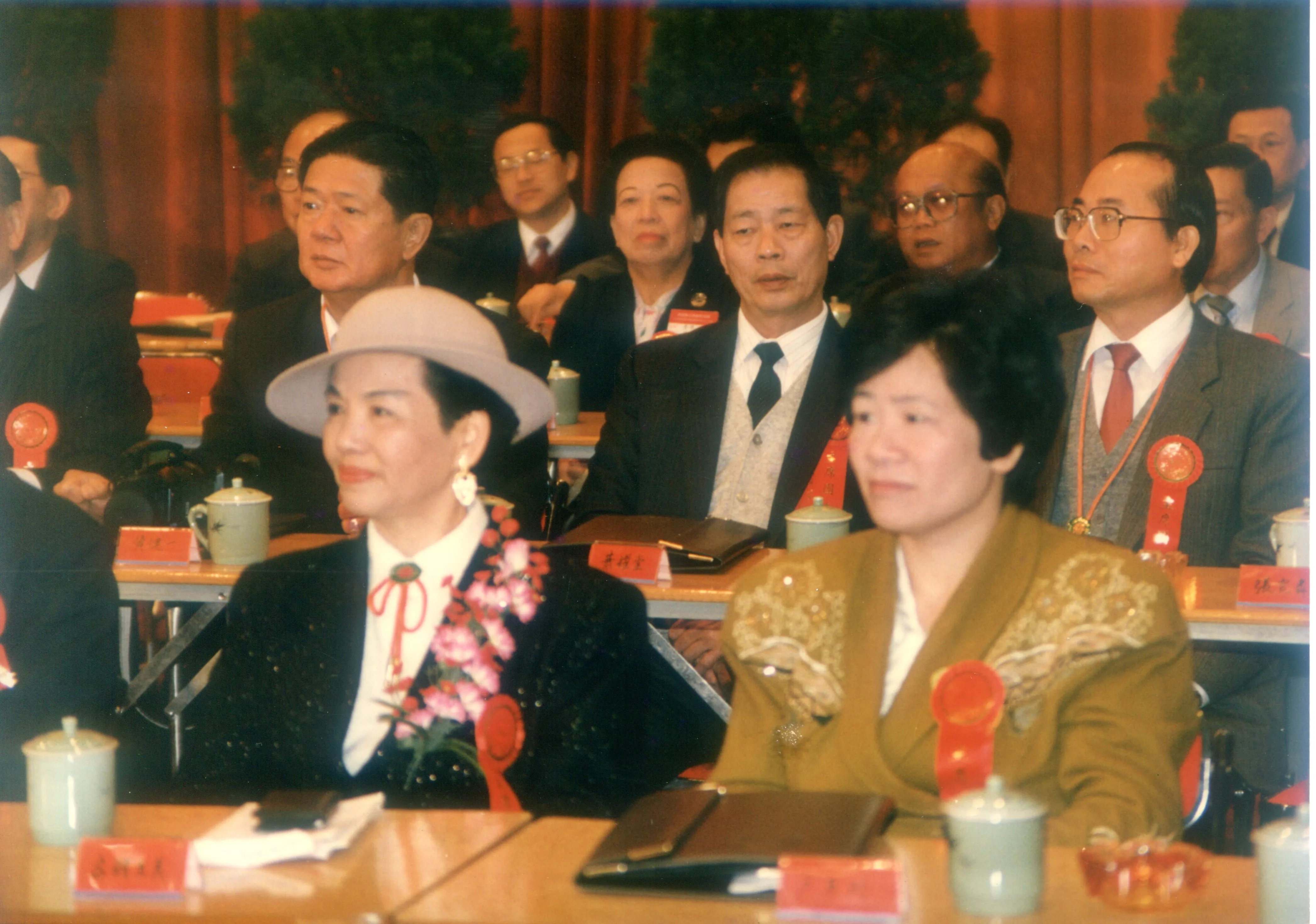 1989年梅州成立客家聯誼會，世界客屬總會秘書長古胡玉美（前左）與梅縣縣長盧平珍（前右）隔鄰而坐。何來美攝