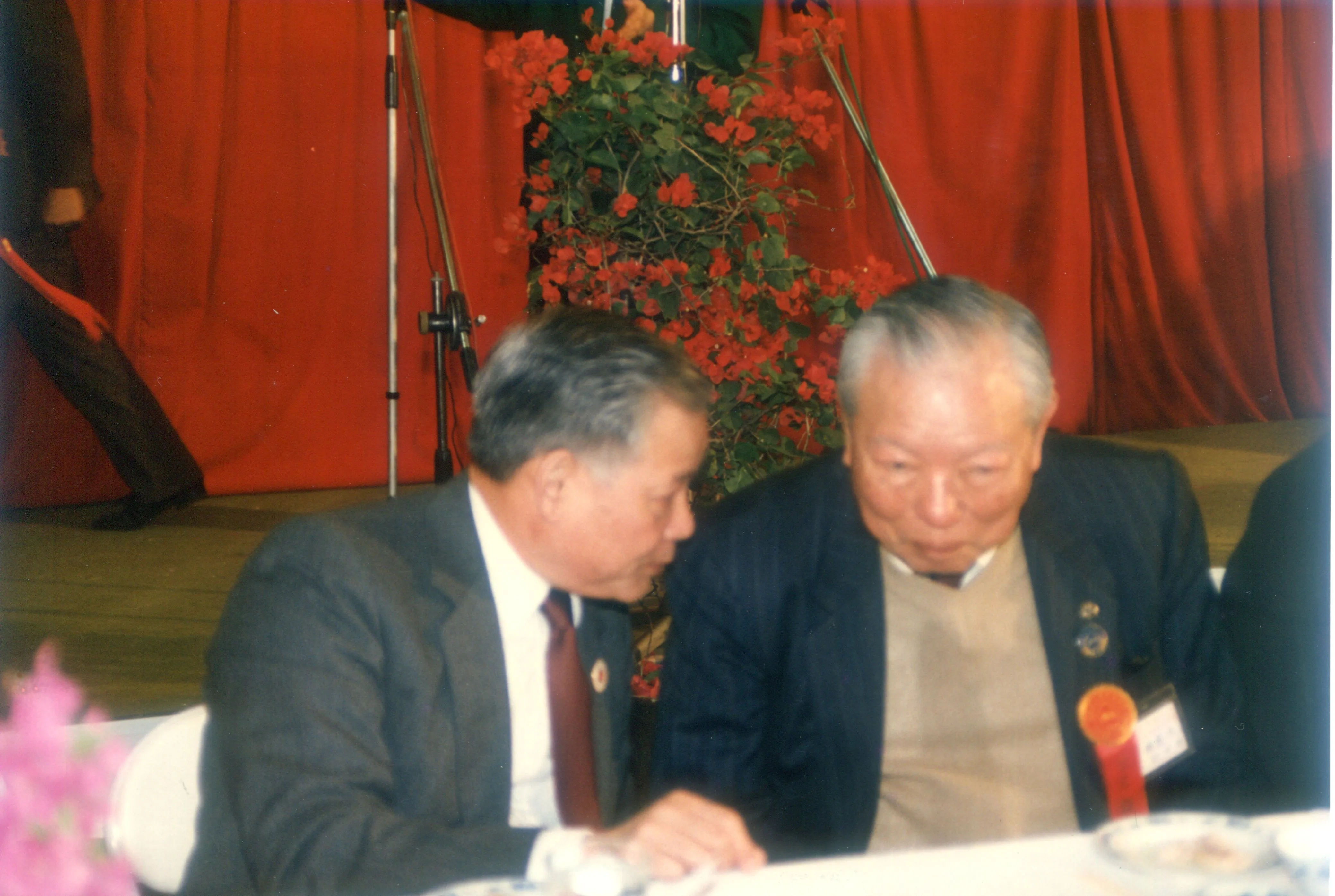 1989年中國大陸梅州成立客家聯誼會，台灣代表團由世界客屬總會副理事長胡鈞發（右）率領，會中與廣東省長葉選平親切交談。何來美攝