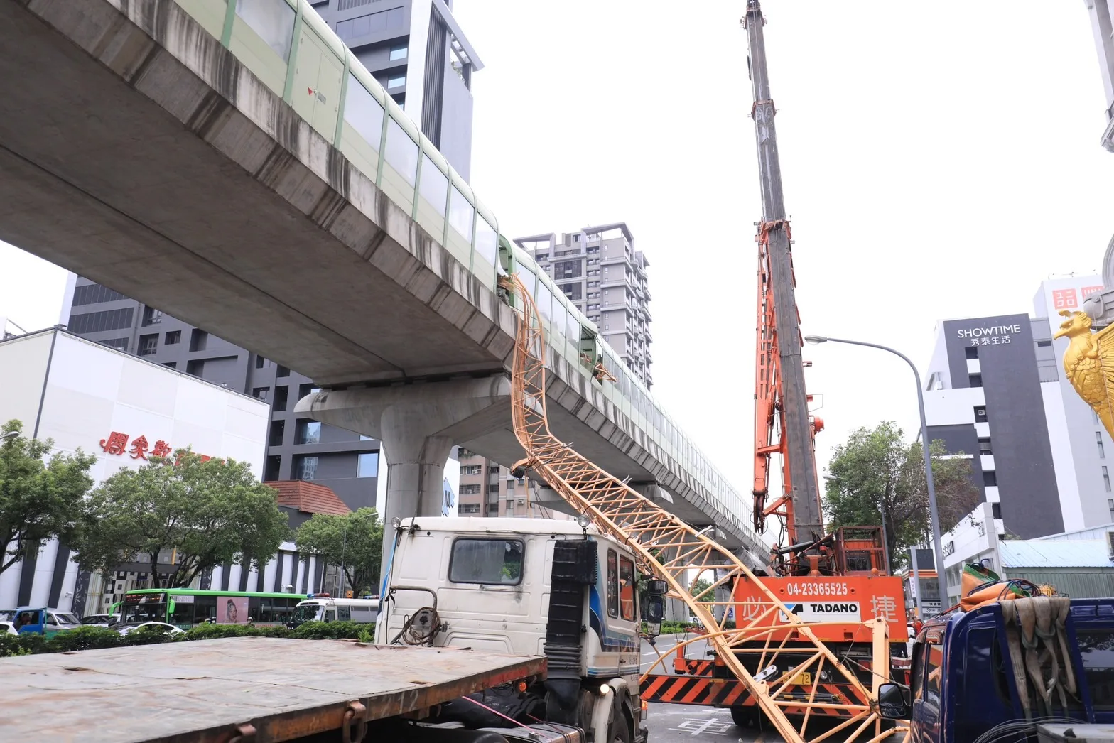興富發建案施工疏失，吊臂砸中捷運車廂現場。台中市政府提供