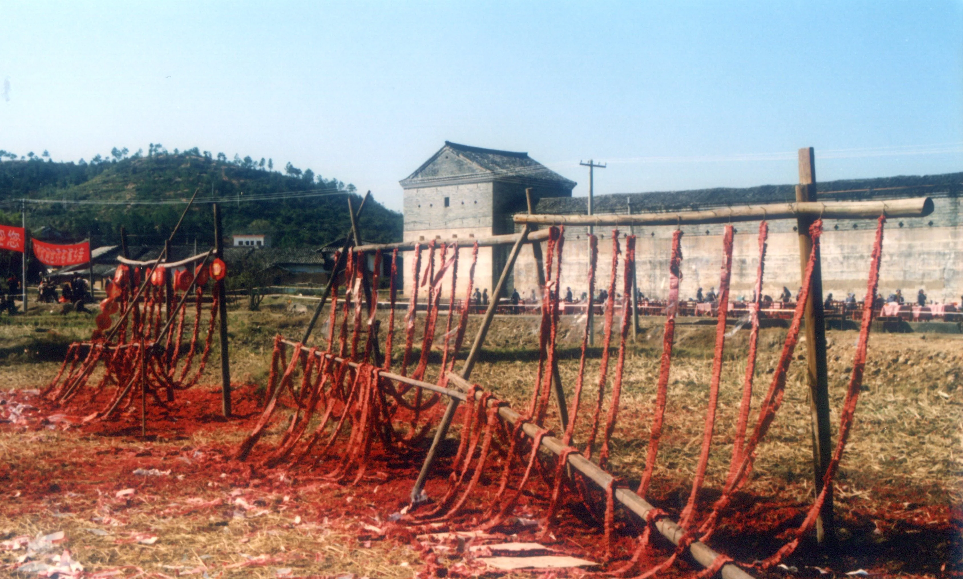 2004年世界客屬懇親大會，關西新圍土樓準備長串鞭炮，迎接世界各地客屬鄉親。何來美攝