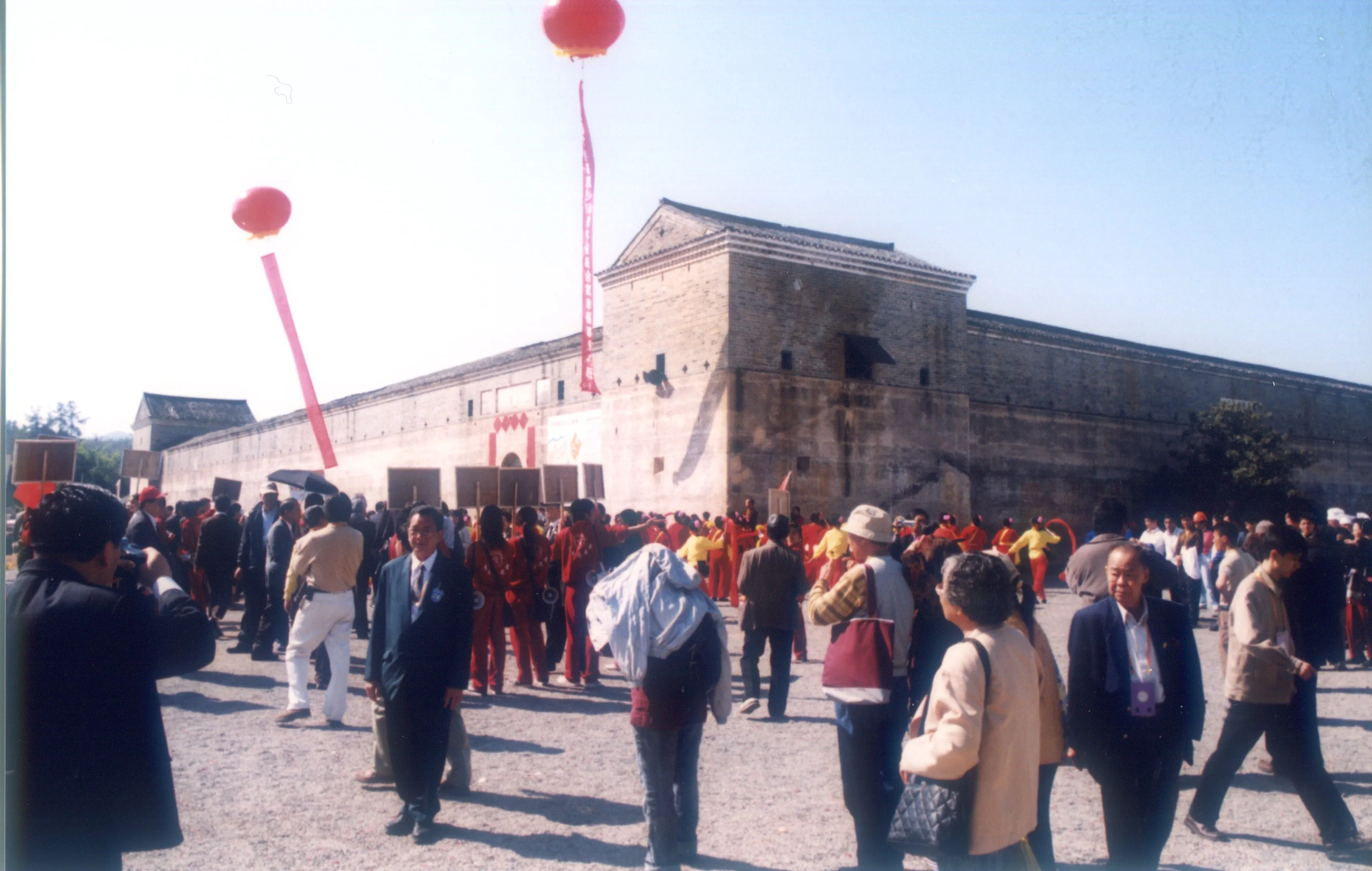 第19屆世界客屬懇親大會2004年在江西贛州舉行，客家鄉親參觀龍南縣的關西新圍客家土樓，此樓建於1798年，佔地7700平方公尺，有260個房間。何來美攝