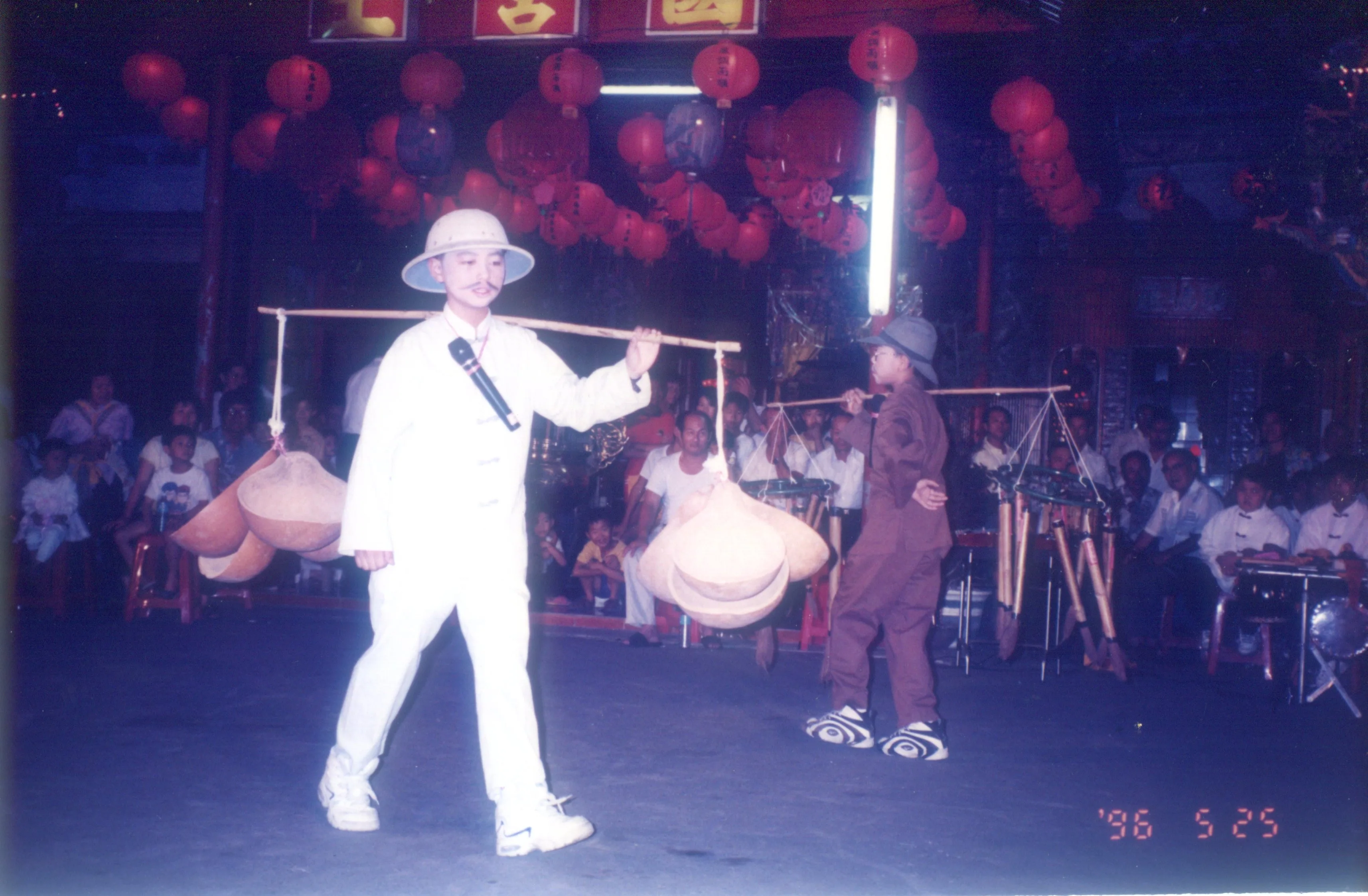 1996年張秋臺率南河國小學生到美濃,進行南北客家文化交流,學童表演相聲「賣雜貨」。何來美攝