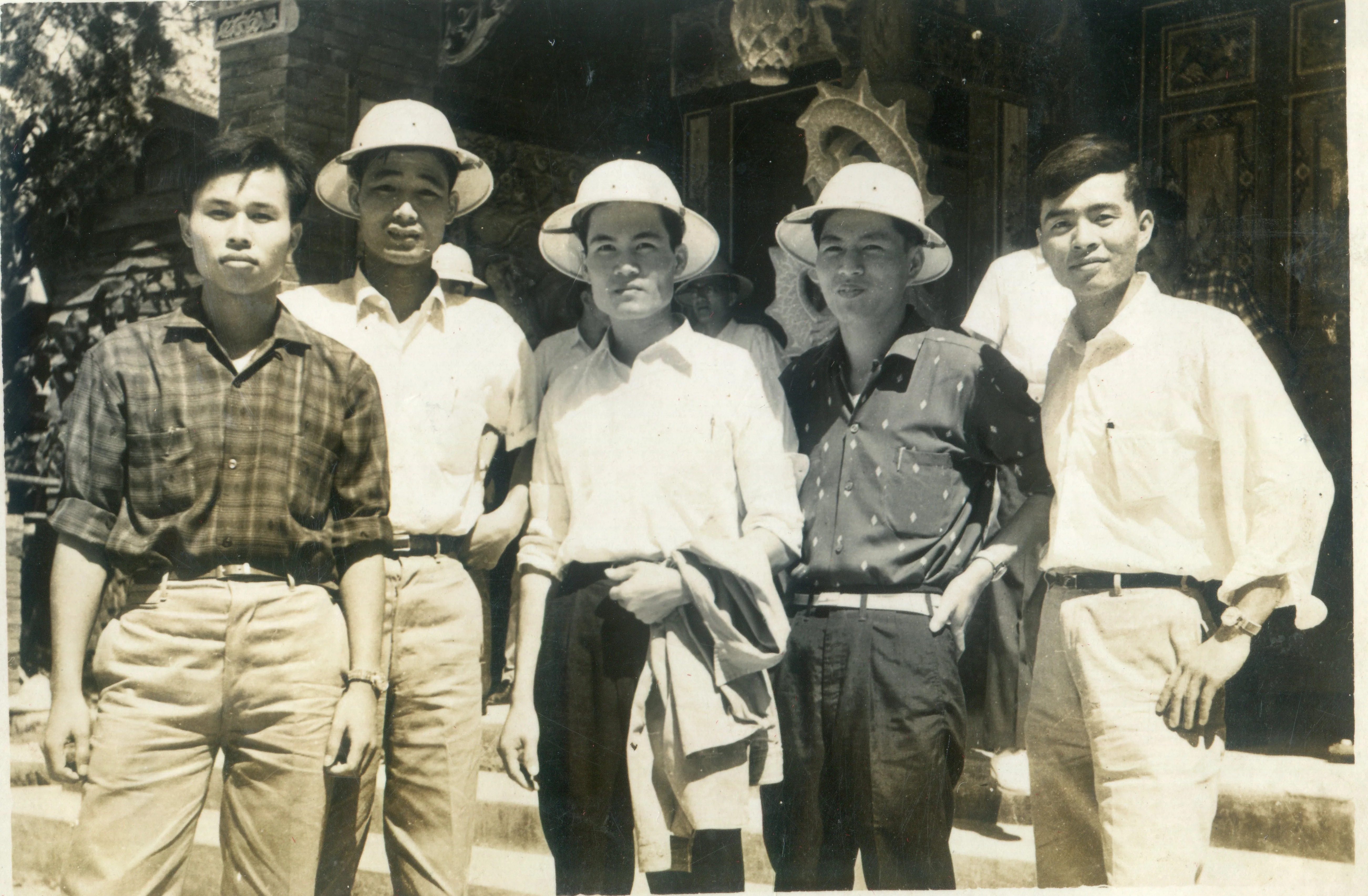 張秋臺(左二)當兵時與同袍林溪明(中、曾任公館、明仁國中總務主任)等人合影。林溪明提供