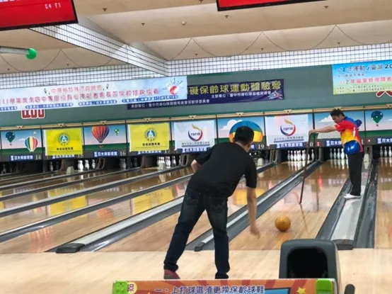 視障選手成功克服障礙打出全倒个一球。作者提供